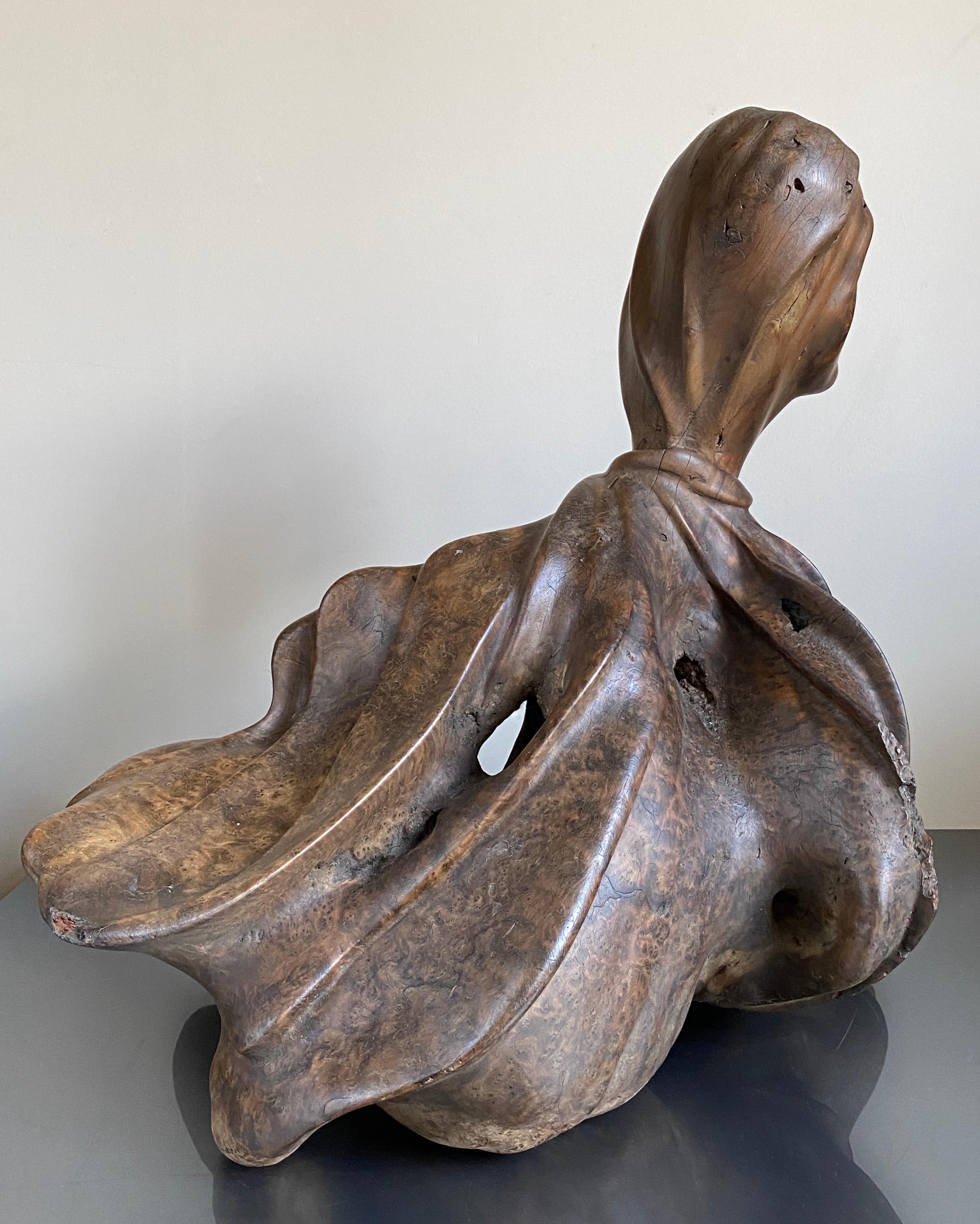 Européen Art populaire Sculpture en loupe de noyer Forme humaine sculptée grandeur nature en vente