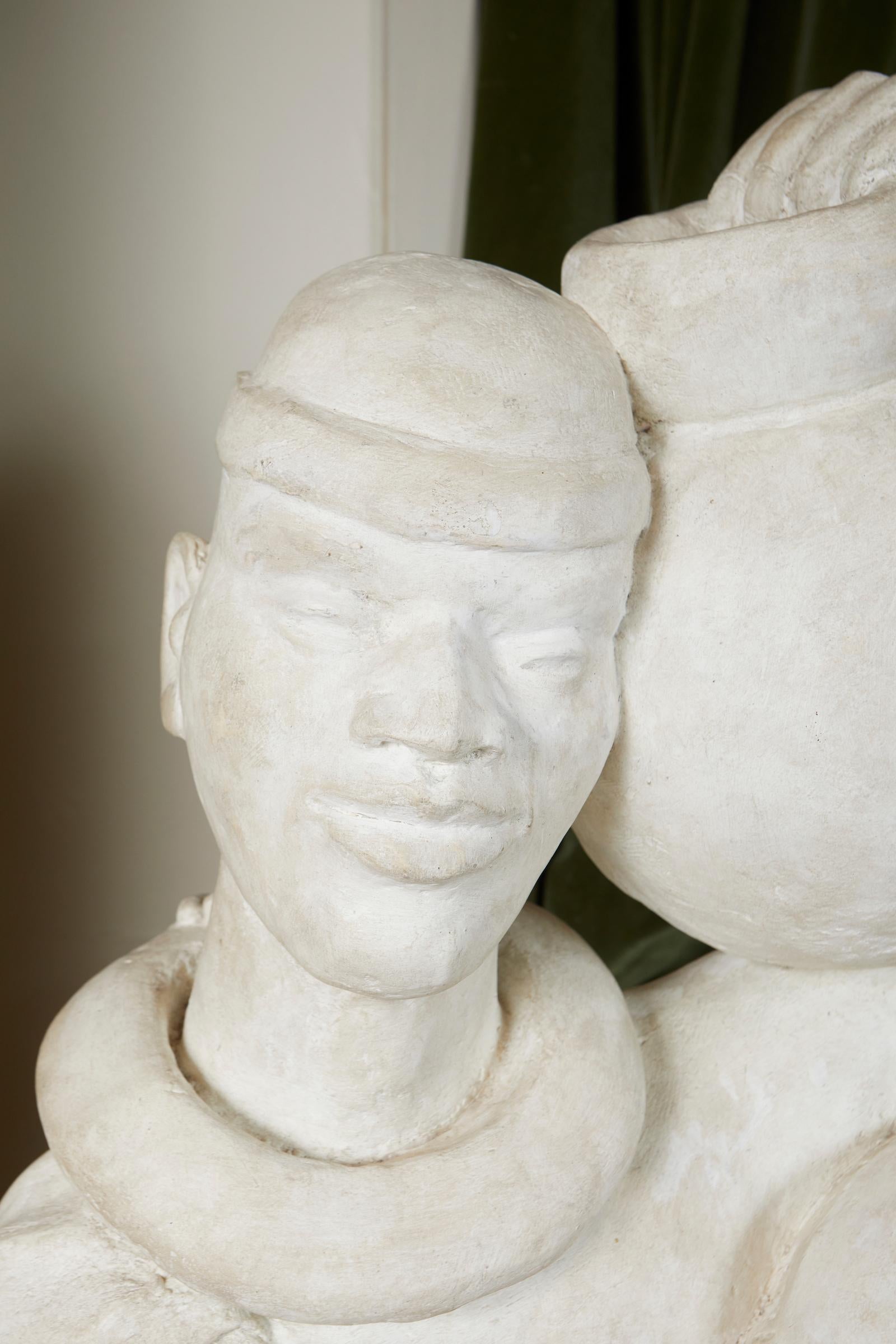 Francese Scultura in gesso di madre e bambino a grandezza naturale in stile africano francese in vendita