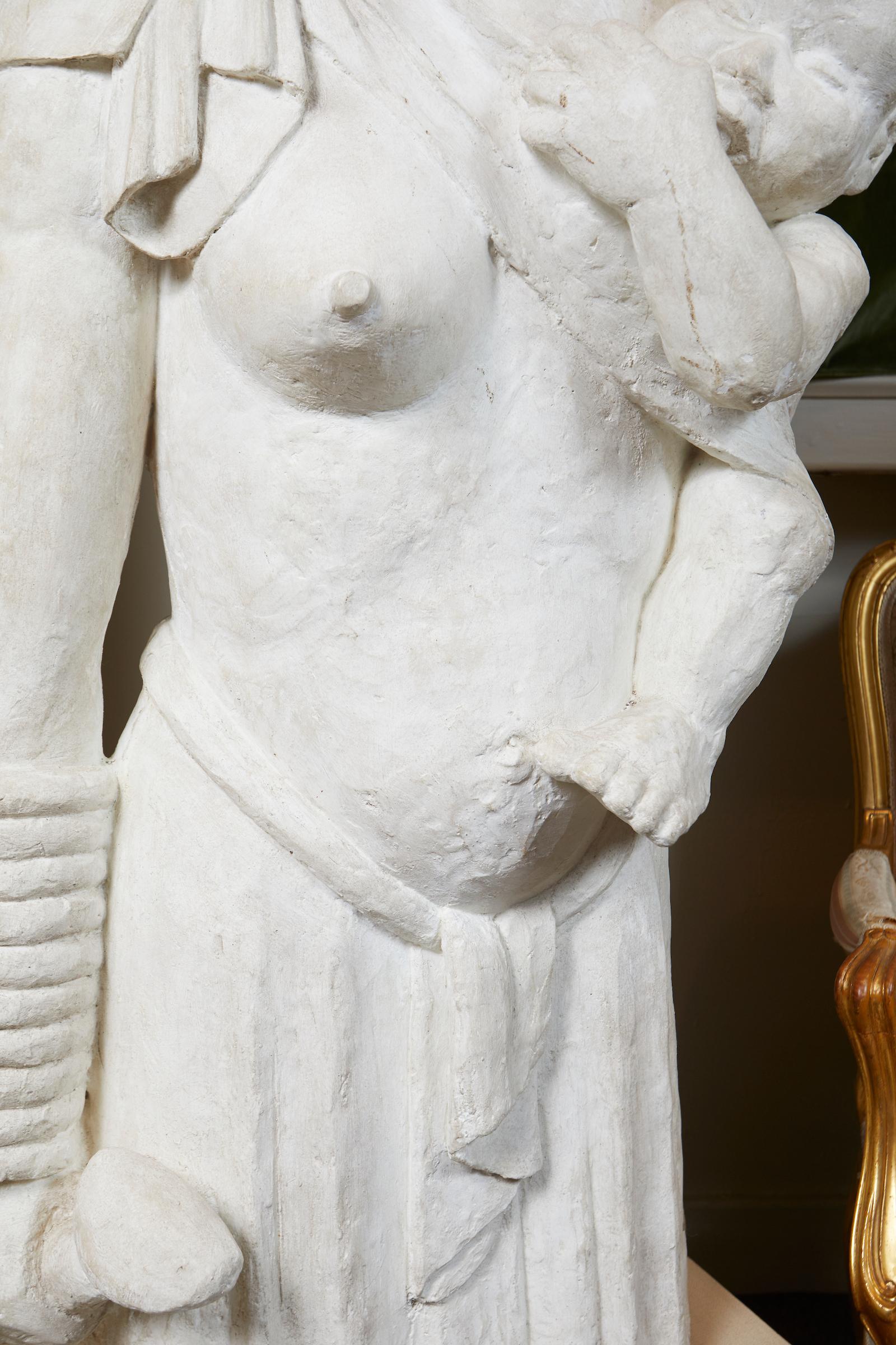 Metà XX secolo Scultura in gesso di madre e bambino a grandezza naturale in stile africano francese in vendita