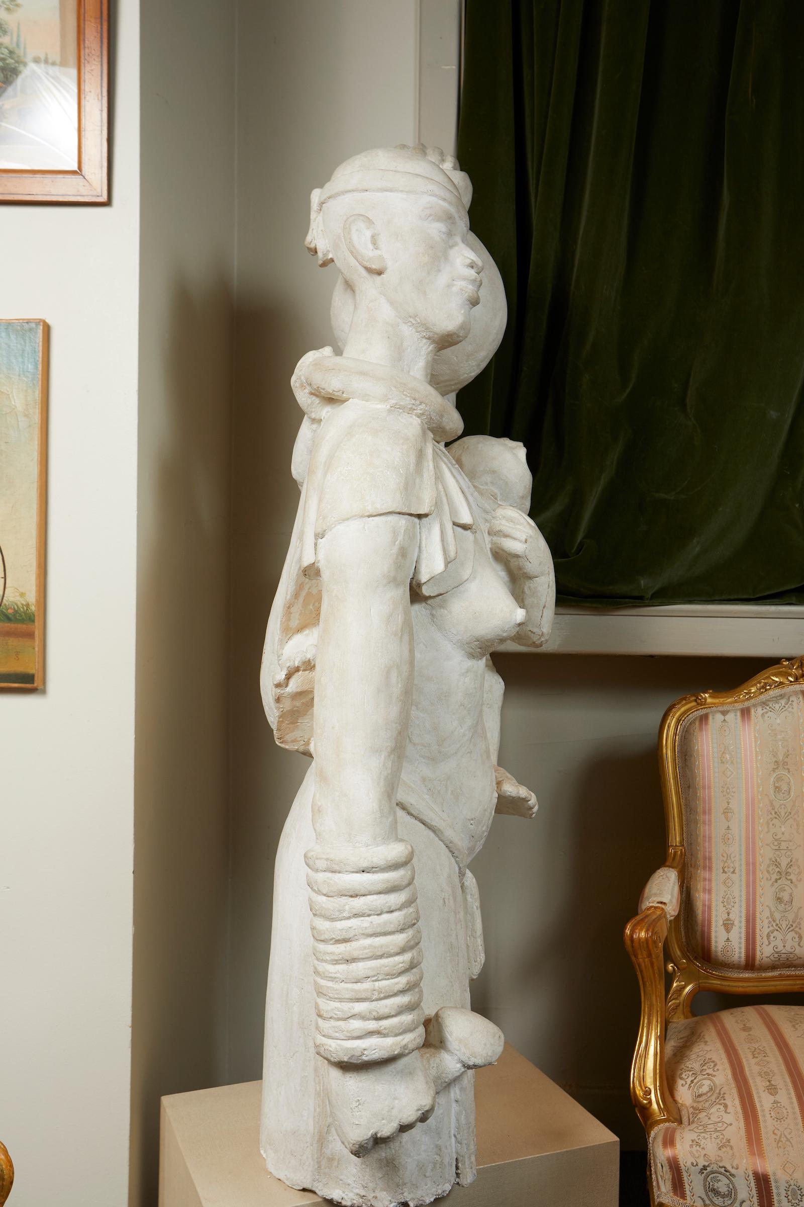 Scultura in gesso di madre e bambino a grandezza naturale in stile africano francese in vendita 1