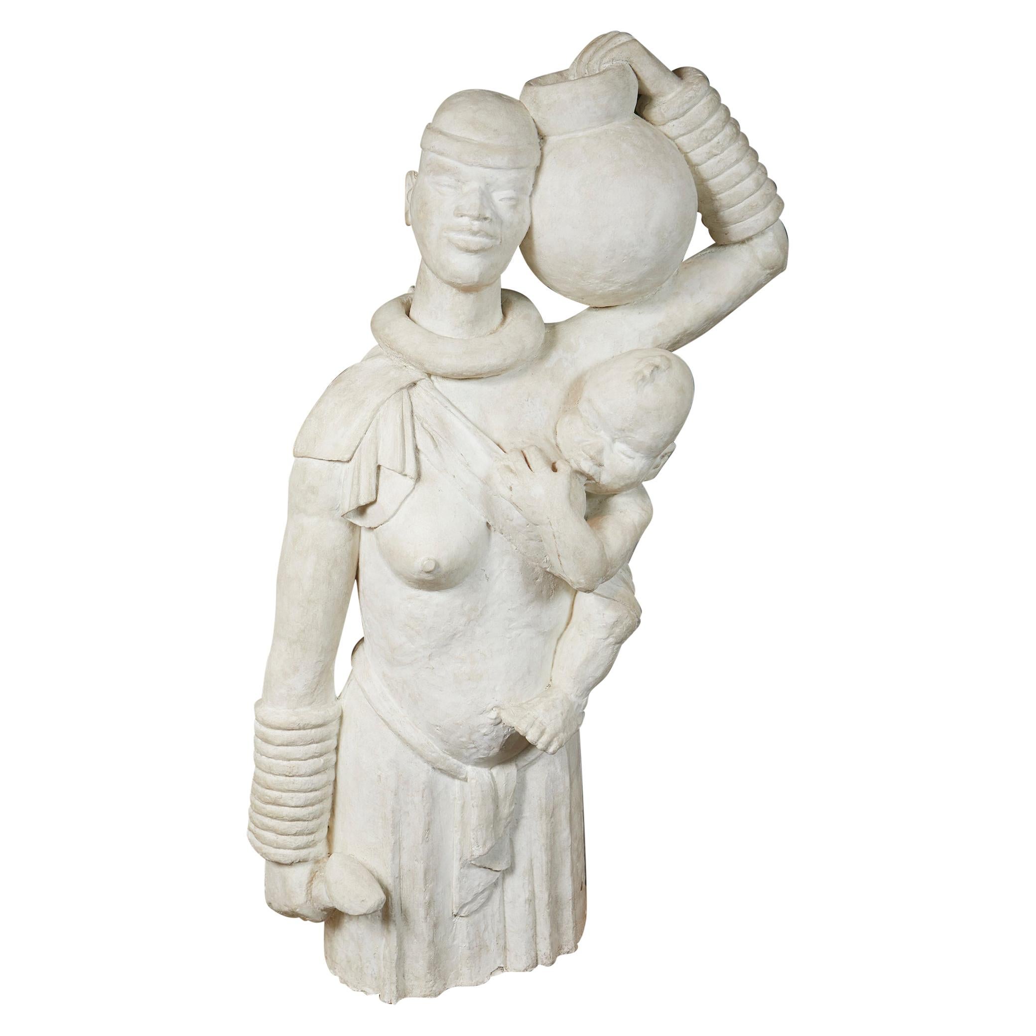 Escultura francesa de escayola de tamaño natural de estilo africanista de una madre y su hijo