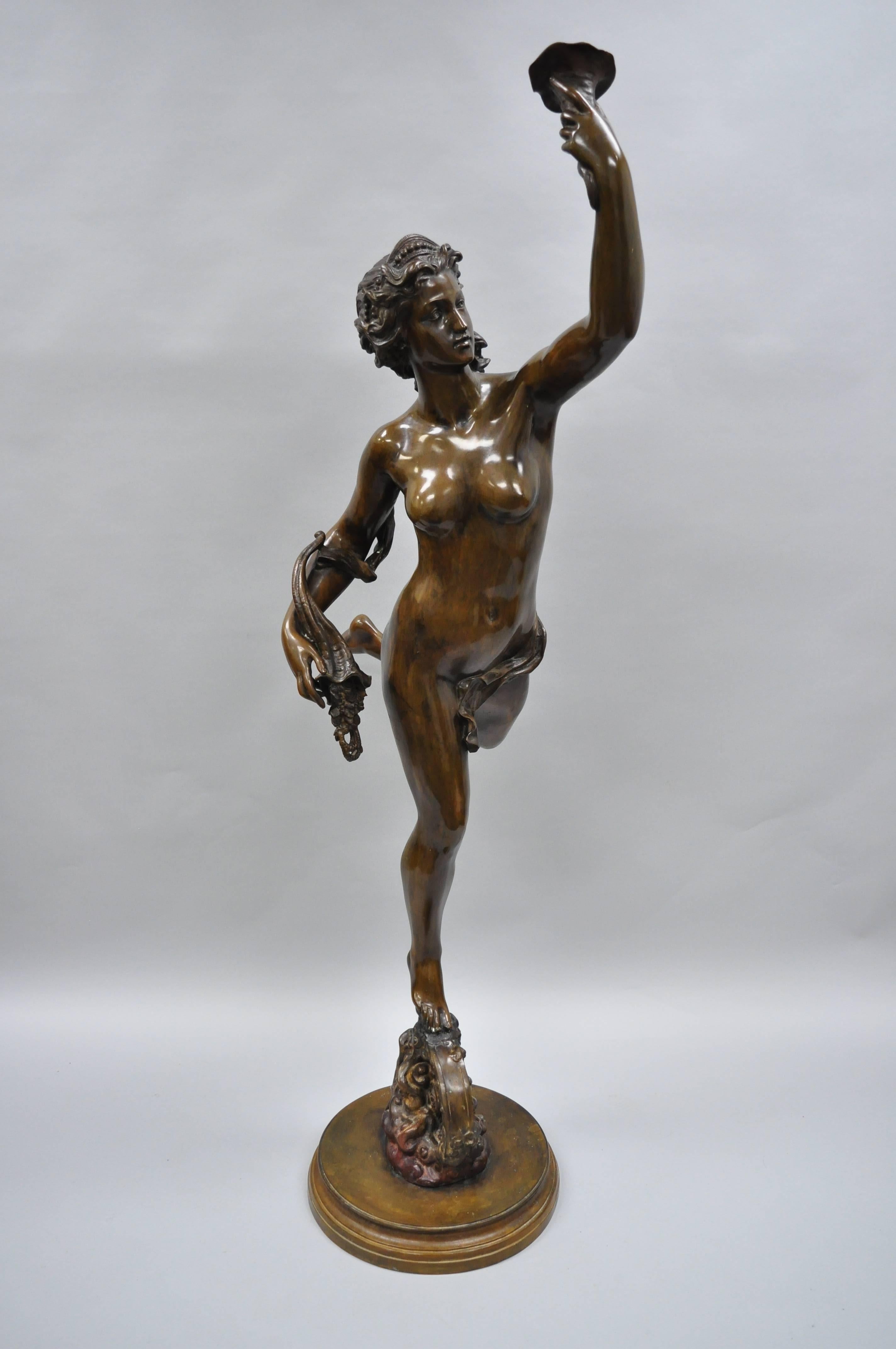 Sculpture de nymphe féminine en bronze de style Art Nouveau, grandeur nature, de 70 pouces de haut, marquée Cibardie à la base. Cet objet présente une impressionnante figure en bronze coulé représentant une majestueuse femme nue avec un drapé