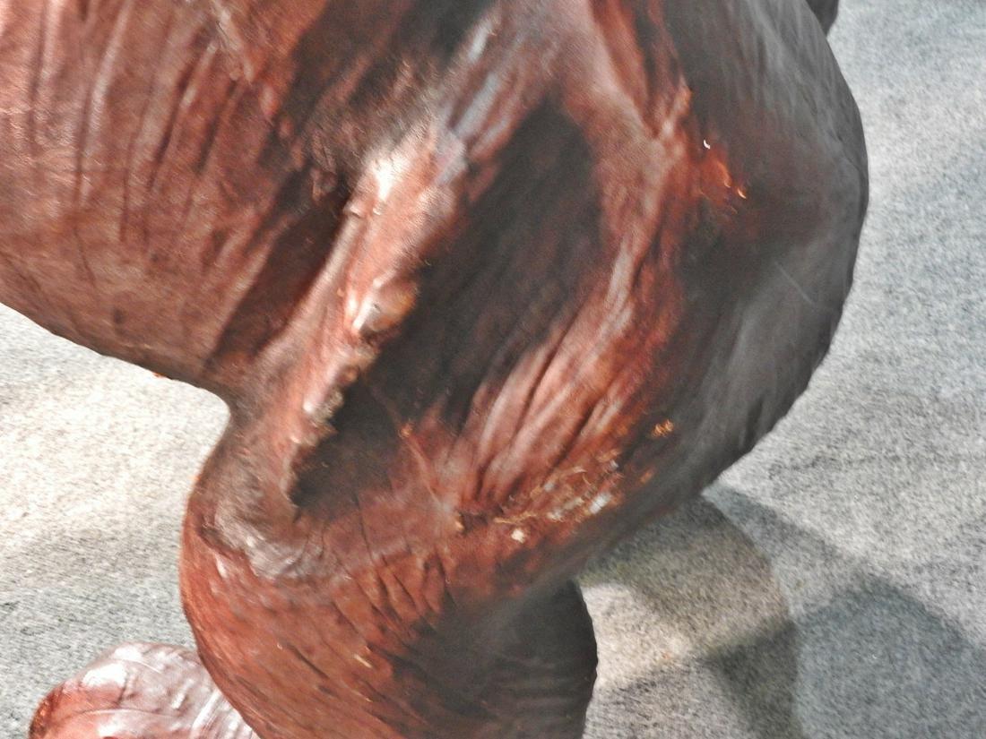 Gorilla gigante in pelle a grandezza naturale in vendita 2