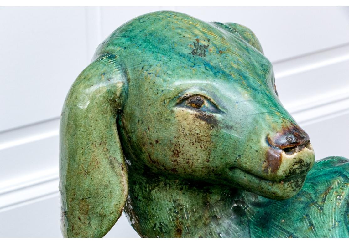 Lebensgroße glasierte Keramik-Skulptur eines liegenden Lamms (Rustikal) im Angebot