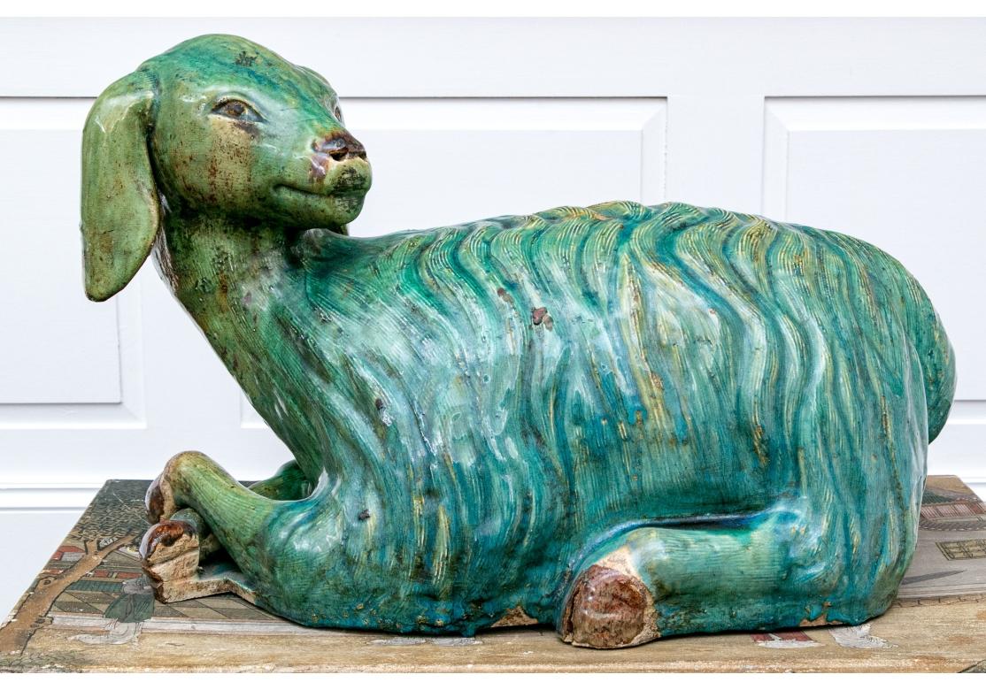 Lebensgroße glasierte Keramik-Skulptur eines liegenden Lamms (Europäisch) im Angebot