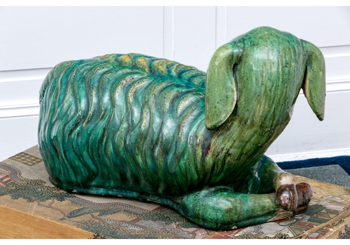 Lebensgroße glasierte Keramik-Skulptur eines liegenden Lamms (Glasiert) im Angebot