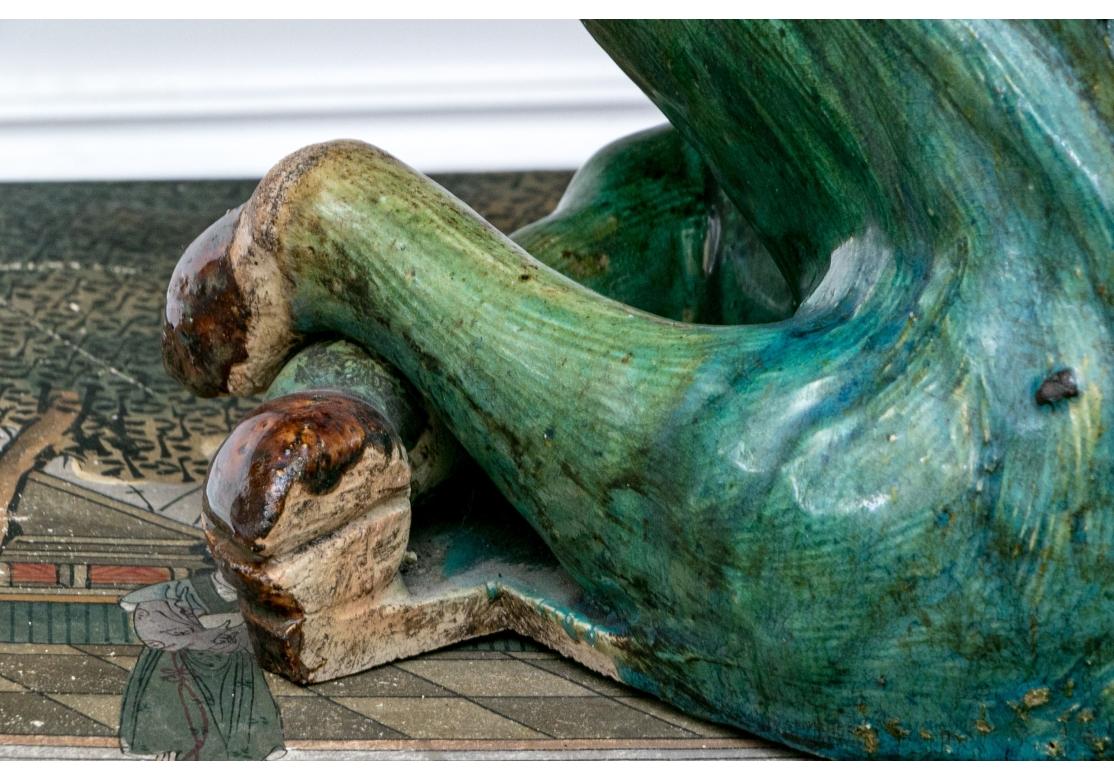 Lebensgroße glasierte Keramik-Skulptur eines liegenden Lamms (20. Jahrhundert) im Angebot