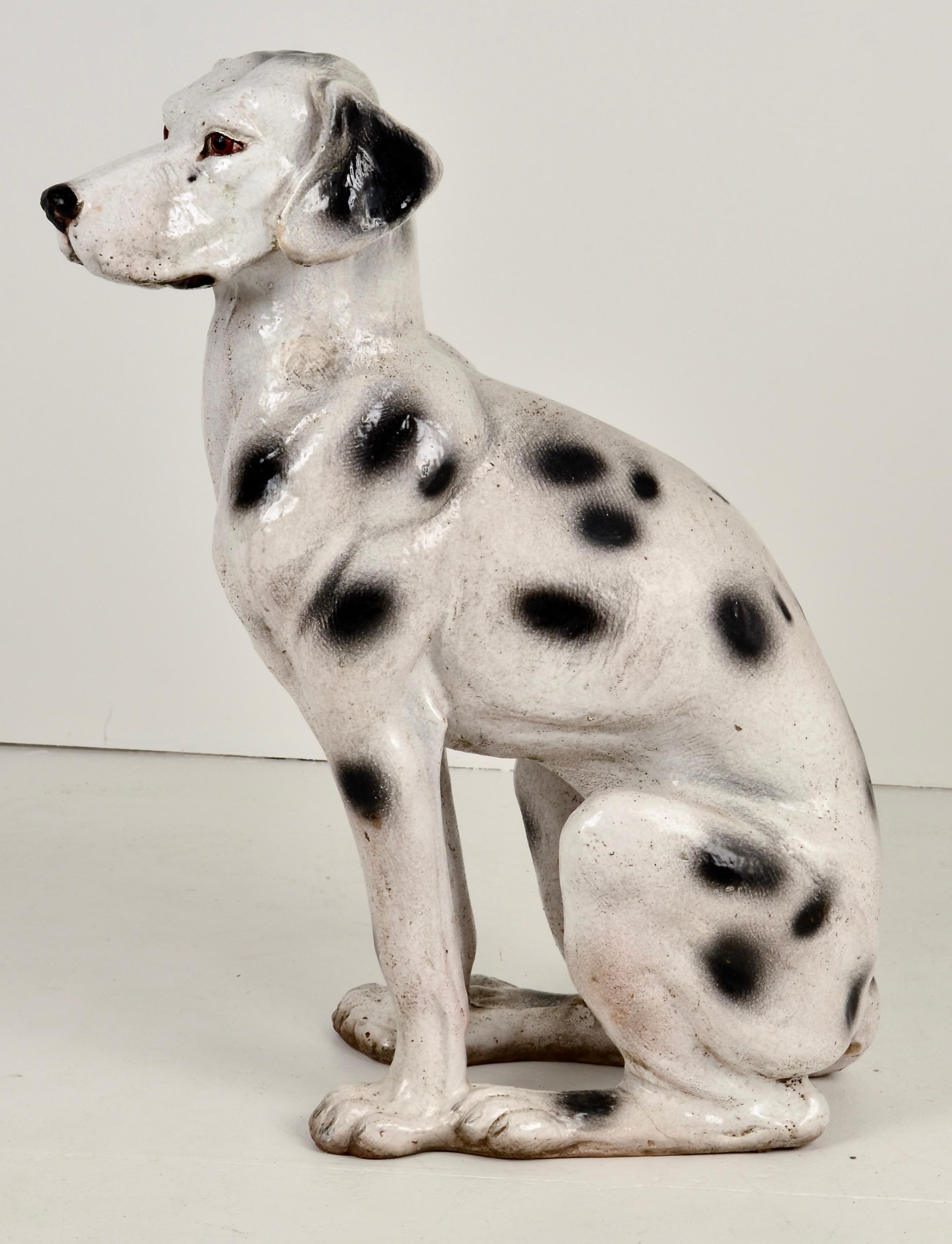 Einer der schönsten Terrakotta-Hunde, die wir je hatten. Detaillierte Handwerkskunst, solide, schweres Gewicht und schöne Vintage-Glasur. Die Unterseite ist deutlich gealtert. Dieser Kerl hat einen süßen Ausdruck und jede Menge Stil. Sehr guter