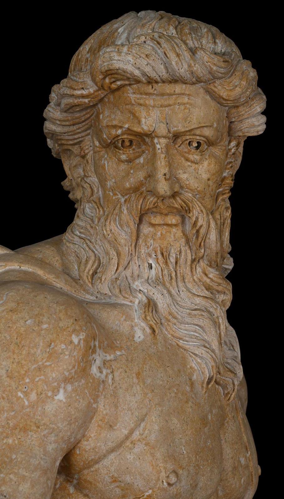 Scultura mitologica greca a grandezza naturale in marmo travertino - Italia In condizioni buone in vendita a Madrid, ES