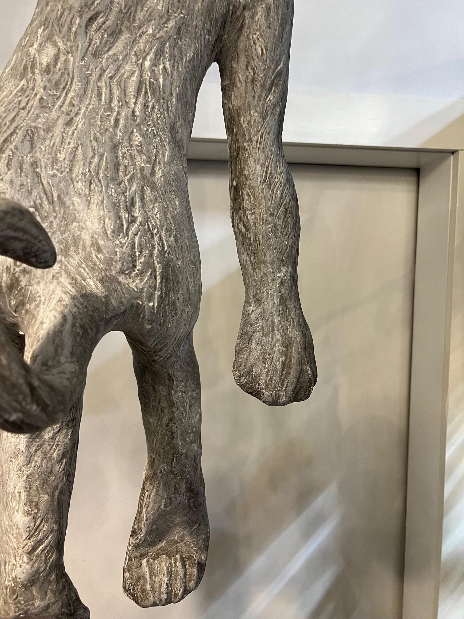 Escultura colgante de mono de fibra de vidrio de tamaño natural en venta 4