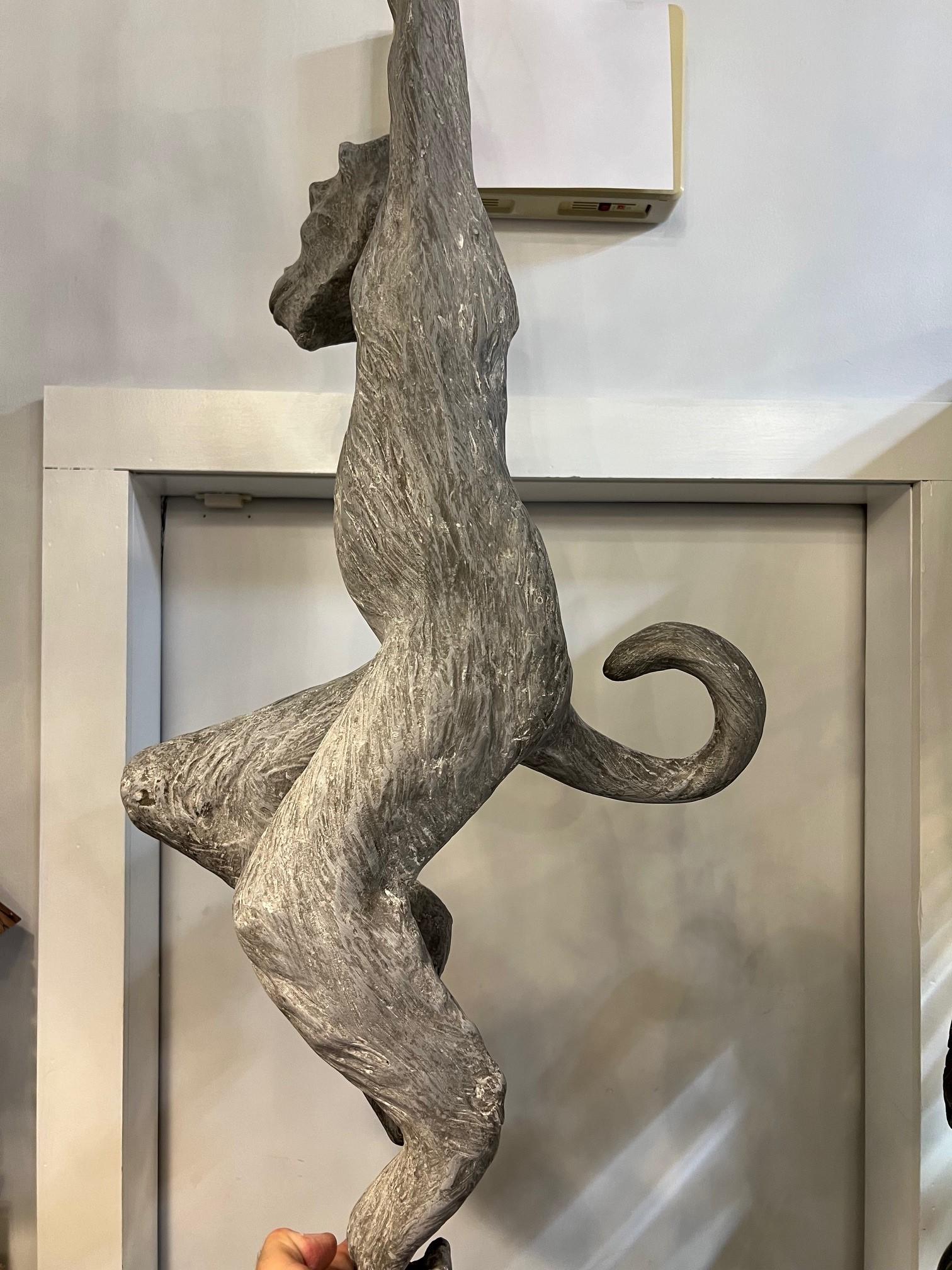 Escultura colgante de mono de fibra de vidrio de tamaño natural en venta 5