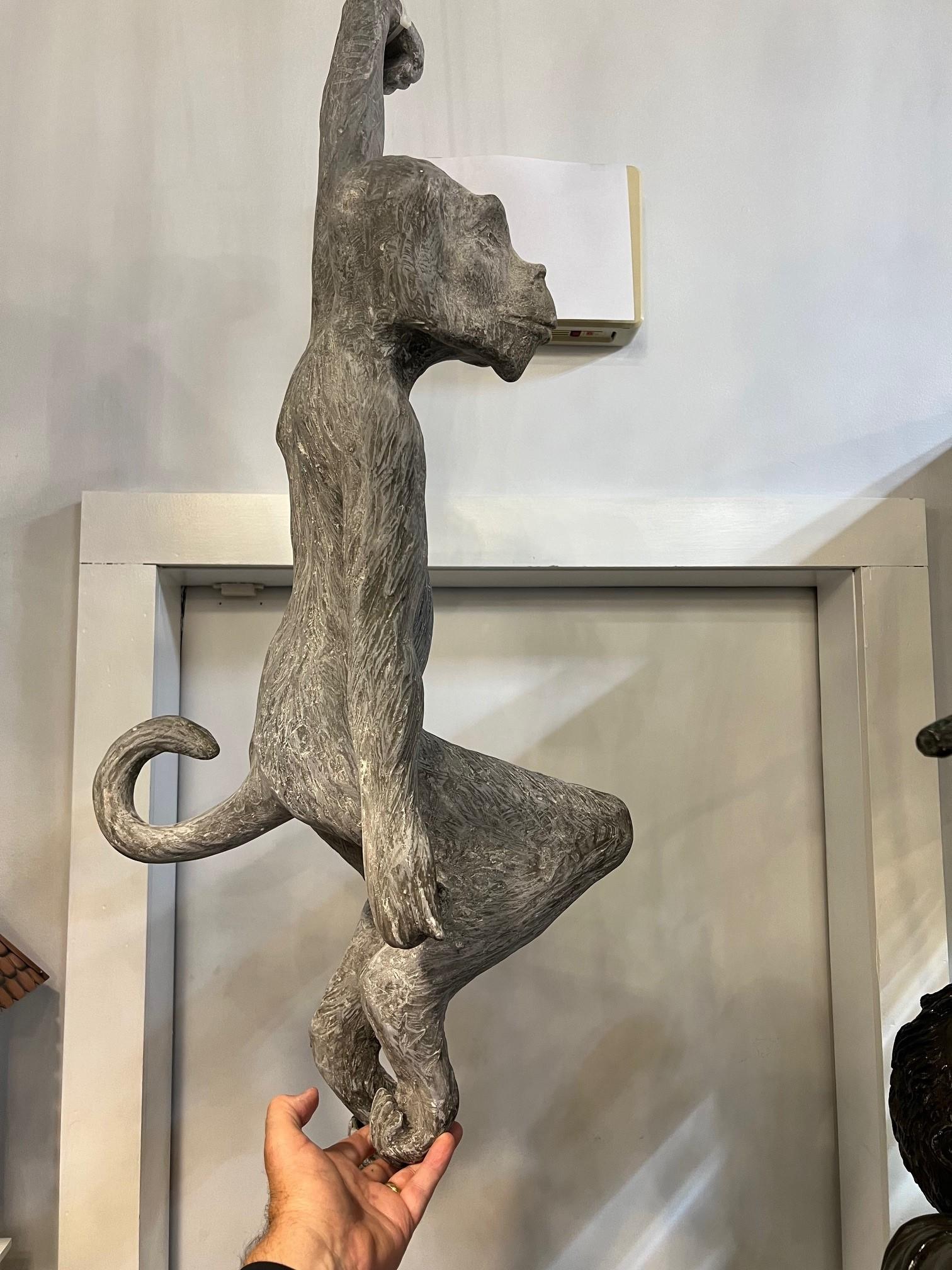 Escultura colgante de mono de fibra de vidrio de tamaño natural en venta 6