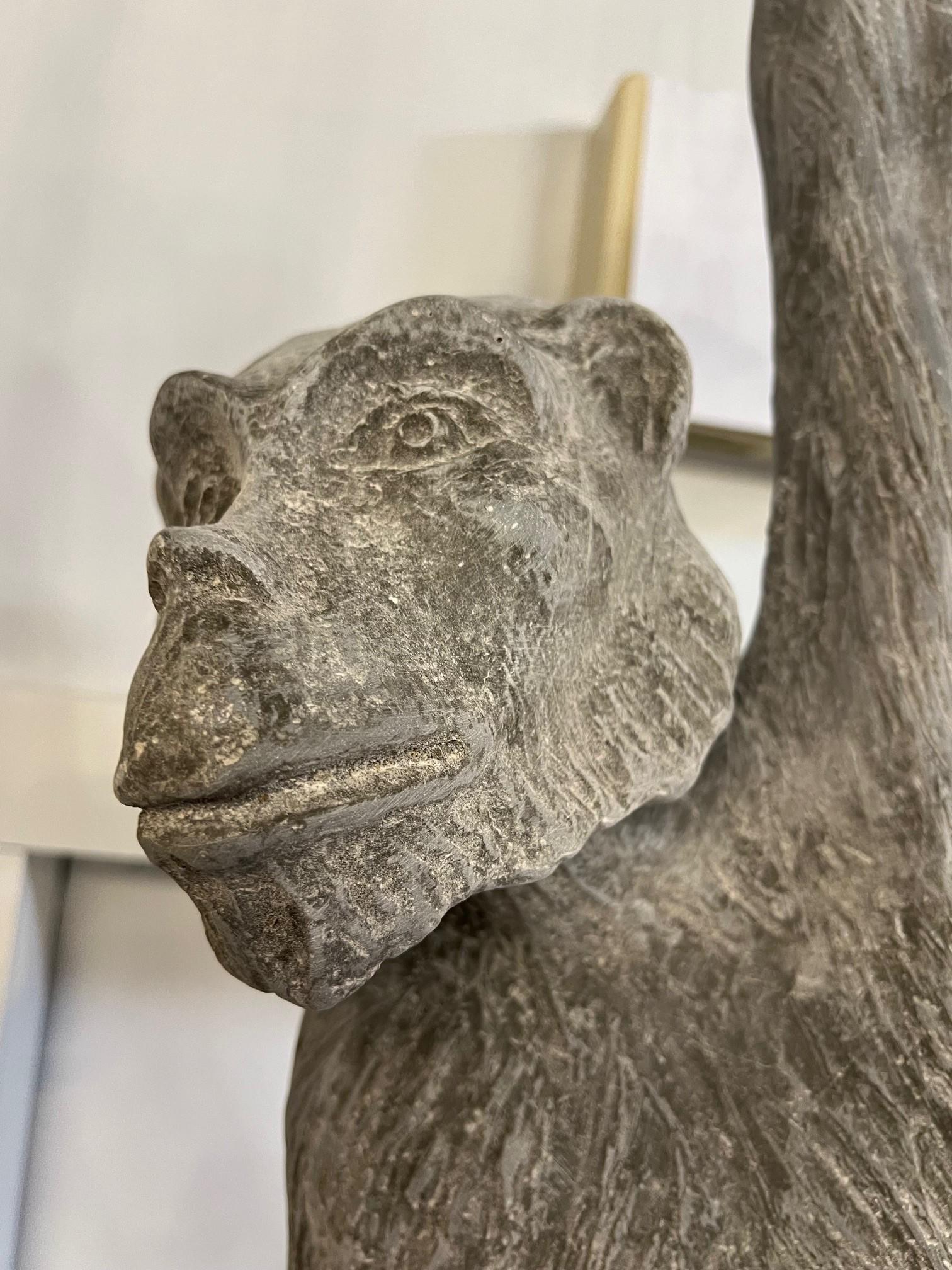 Escultura colgante de mono de fibra de vidrio de tamaño natural en venta 7