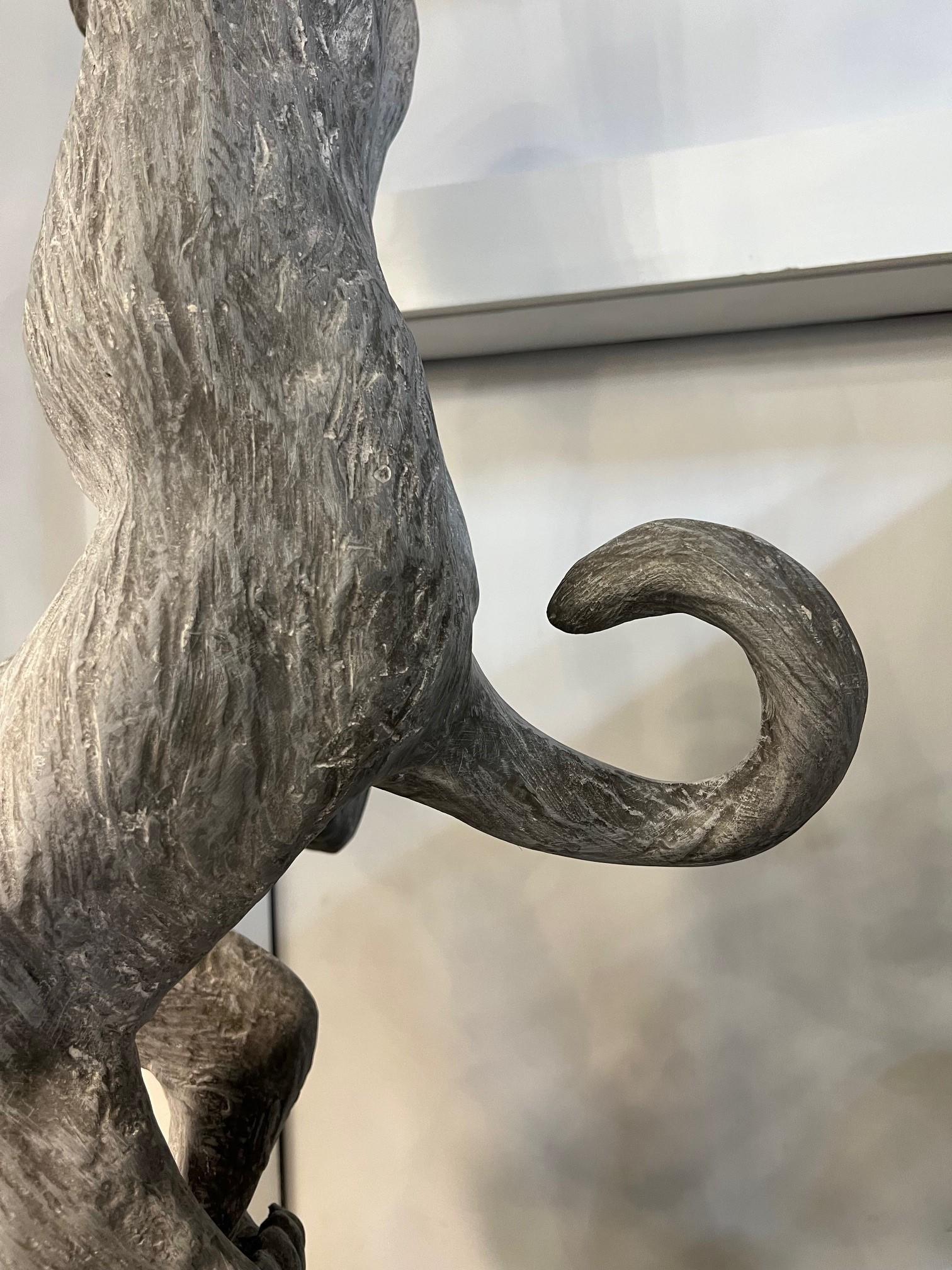 Escultura colgante de mono de fibra de vidrio de tamaño natural en venta 8