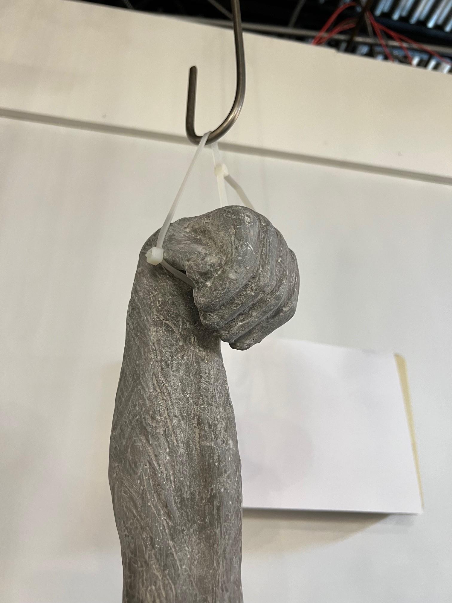 Escultura colgante de mono de fibra de vidrio de tamaño natural en venta 11