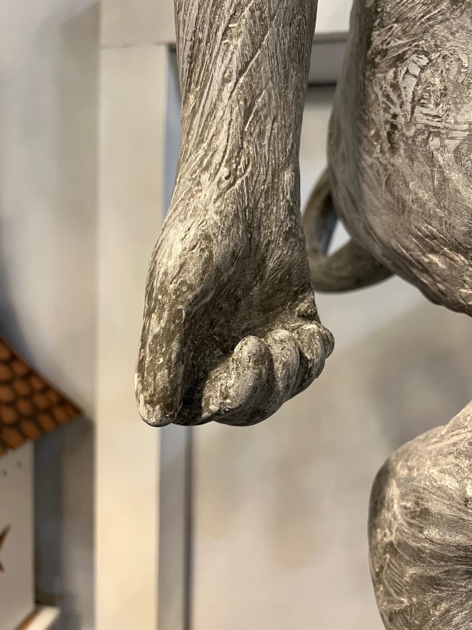 Escultura colgante de mono de fibra de vidrio de tamaño natural en venta 12