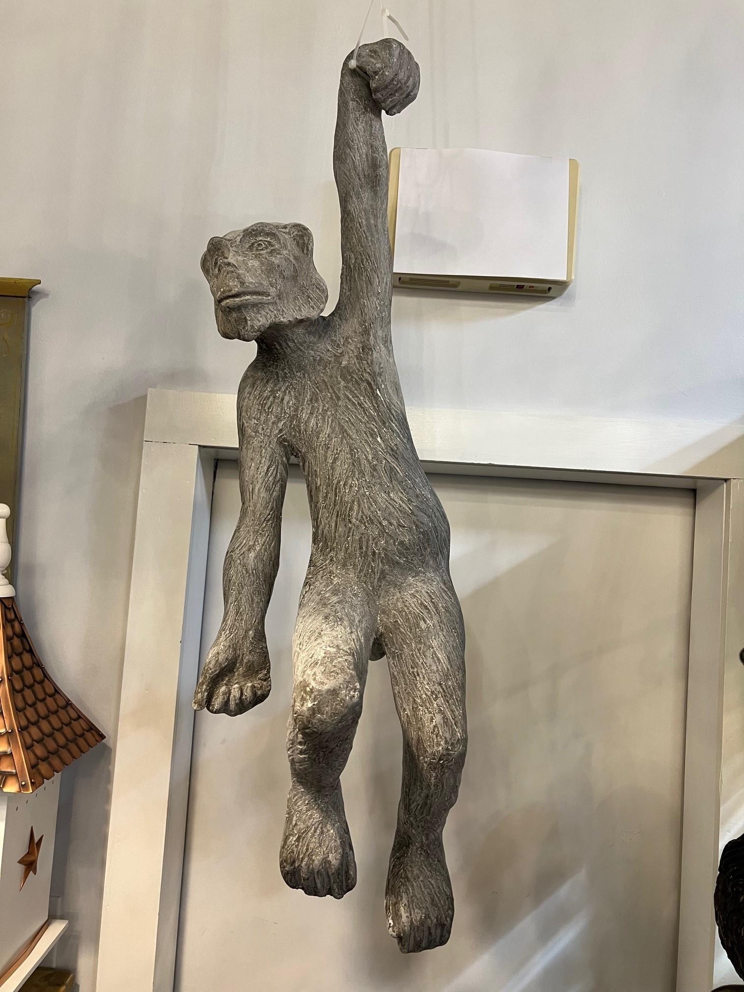 Escultura de mono colgante a tamaño natural realizada con una fibra de vidrio muy resistente y duradera en su acabado natural. Esta es una pieza genial que quedaría muy bien colgada de un árbol en el patio o el jardín, perfecta para exterior o