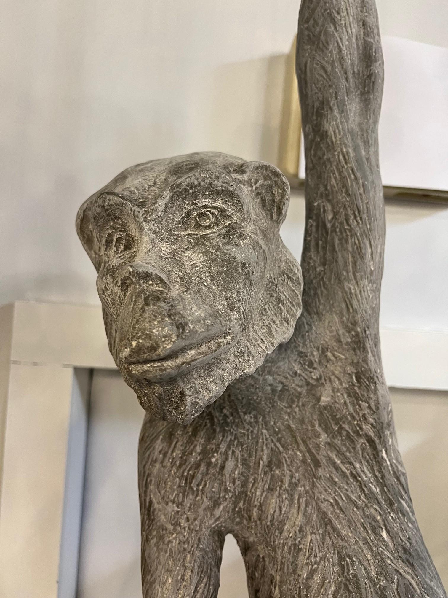 Escultura colgante de mono de fibra de vidrio de tamaño natural Estadounidense en venta