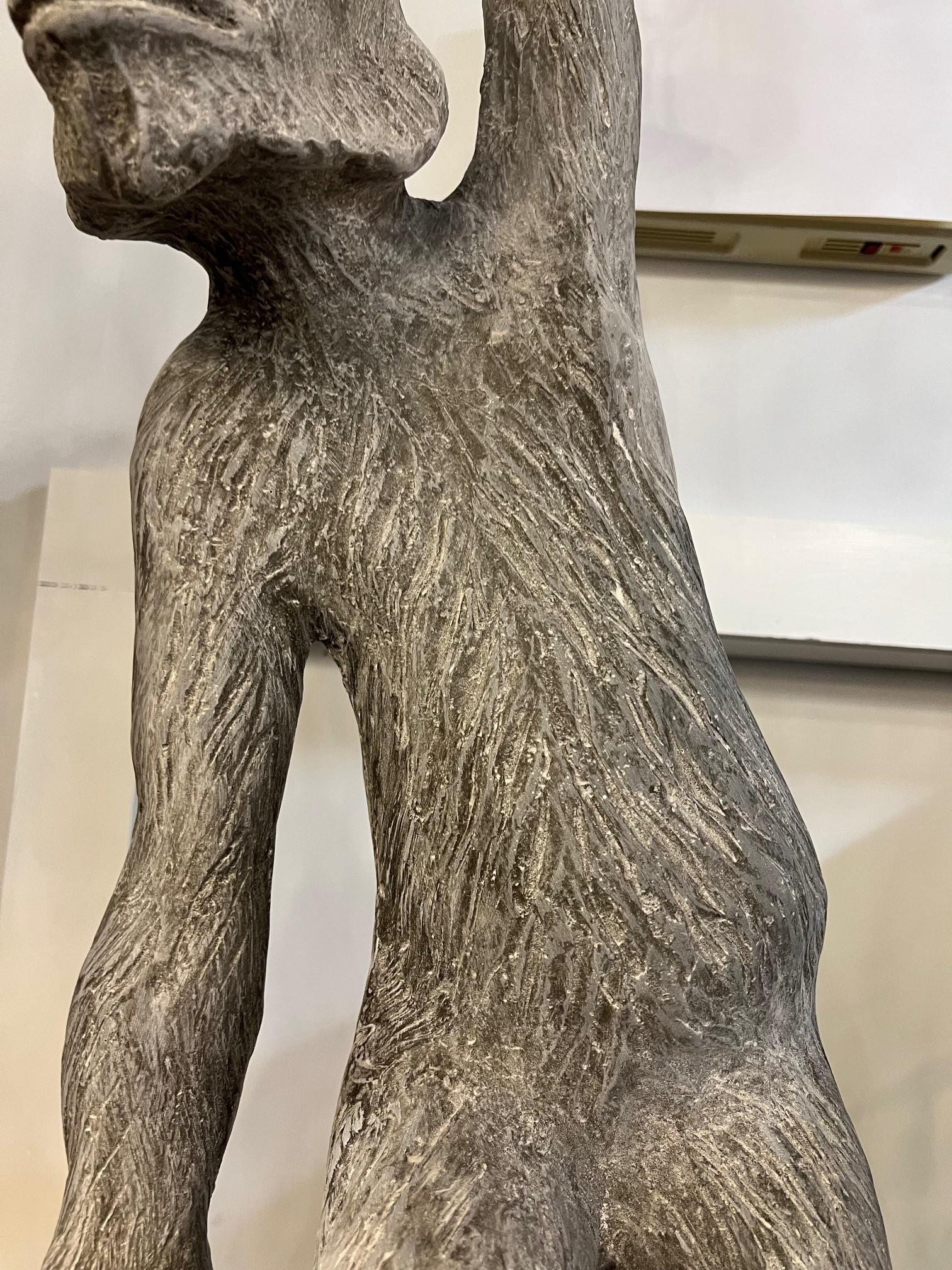 Escultura colgante de mono de fibra de vidrio de tamaño natural Siglo XXI y contemporáneo en venta