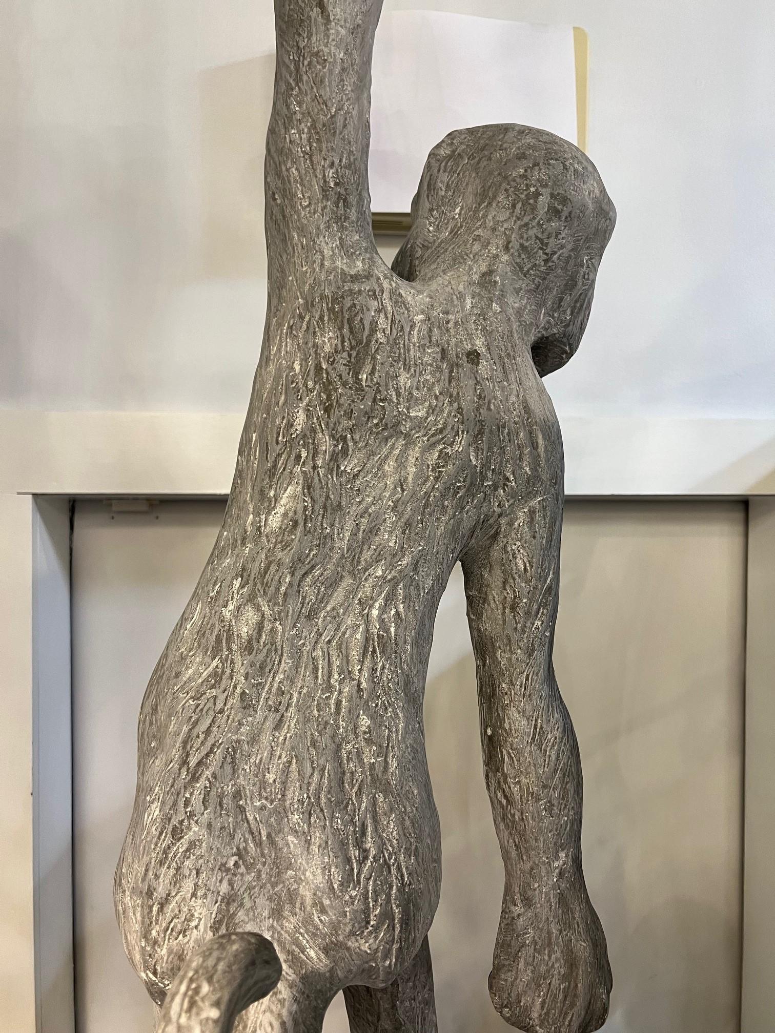 Escultura colgante de mono de fibra de vidrio de tamaño natural en venta 3