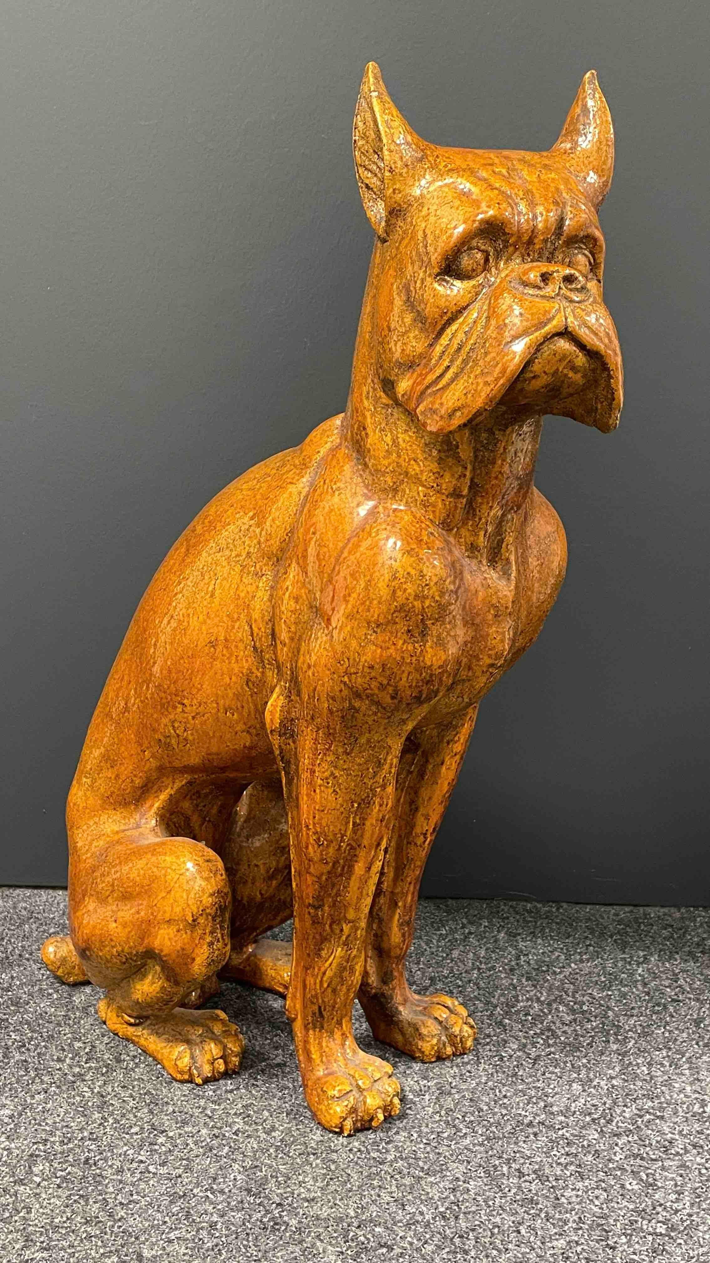 Klassische italienische Boxer Majolika Hundestatue aus den frühen 1960er Jahren. Eine schöne Ergänzung für Ihr Zimmer oder Ihre Eingangshalle. Er ist ca. 28,75