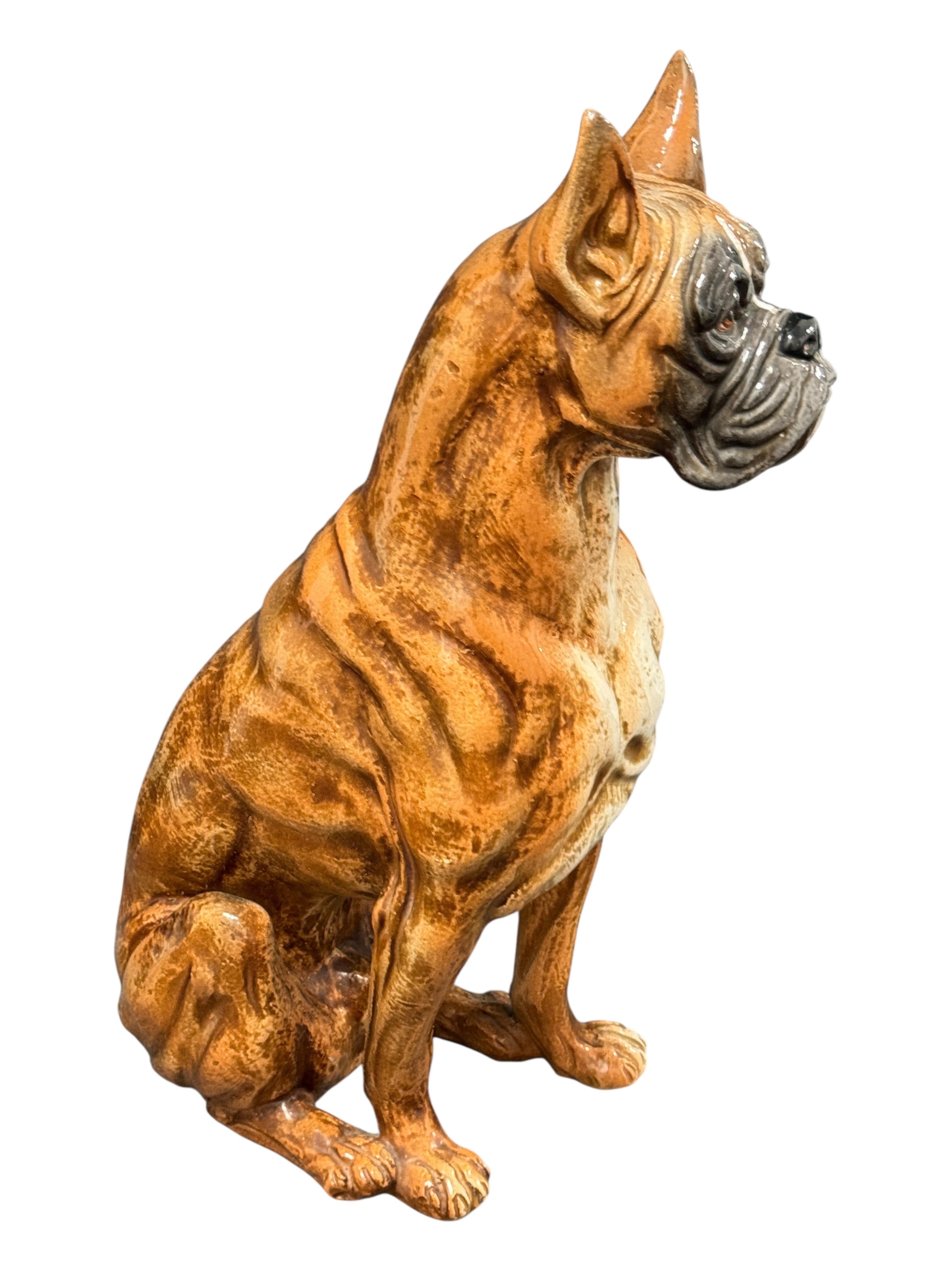 Classica statua di cane Boxer in maiolica italiana dei primi anni '60. Una bella aggiunta alla tua stanza o all'ingresso. Si tratta di circa.  32 pollici di altezza, 20 pollici di larghezza e 13 pollici di profondità. Realizzato in ceramica