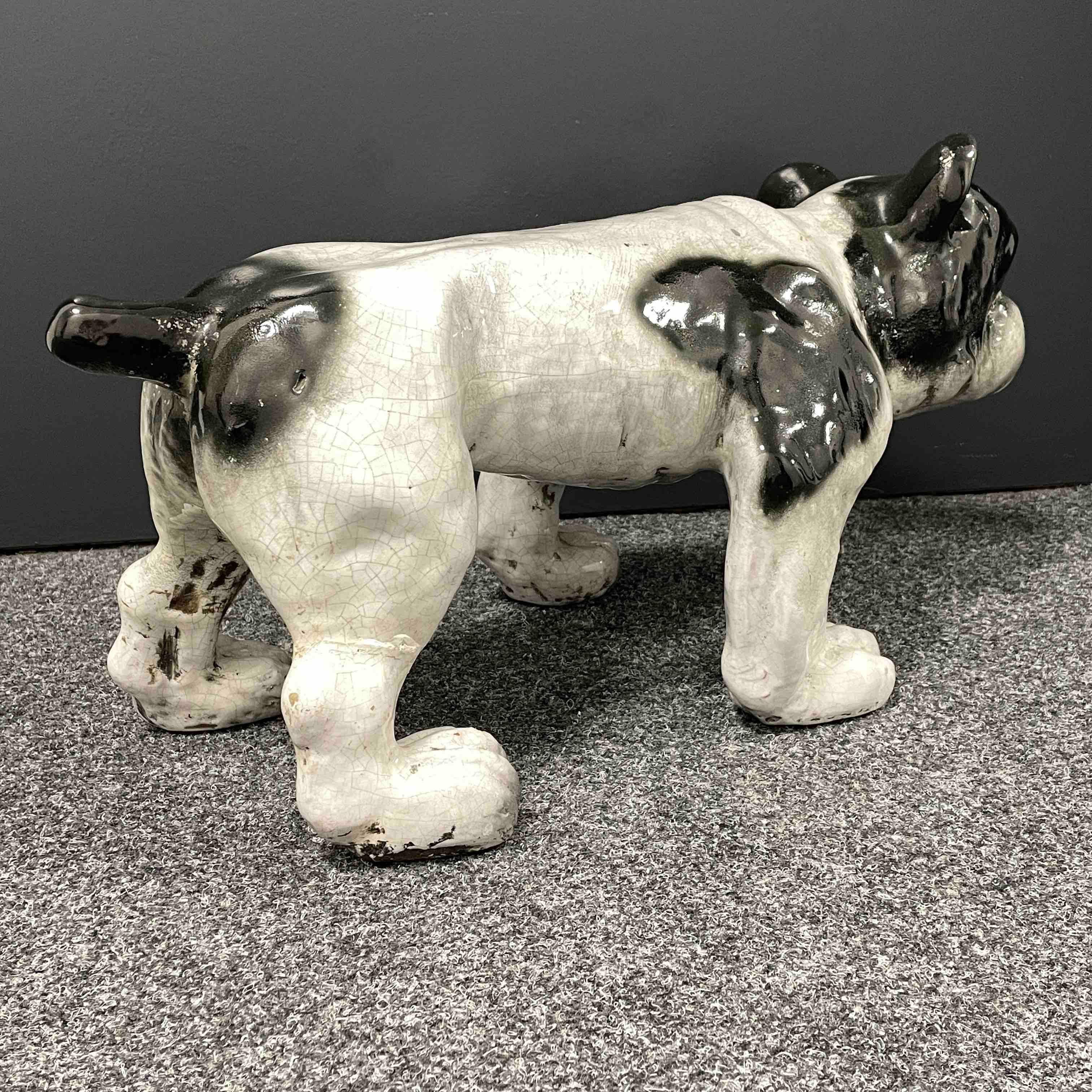 Milieu du XXe siècle Statue grandeur nature italienne de chien taureau en majolique vintage en forme de chien, années 1960 en vente