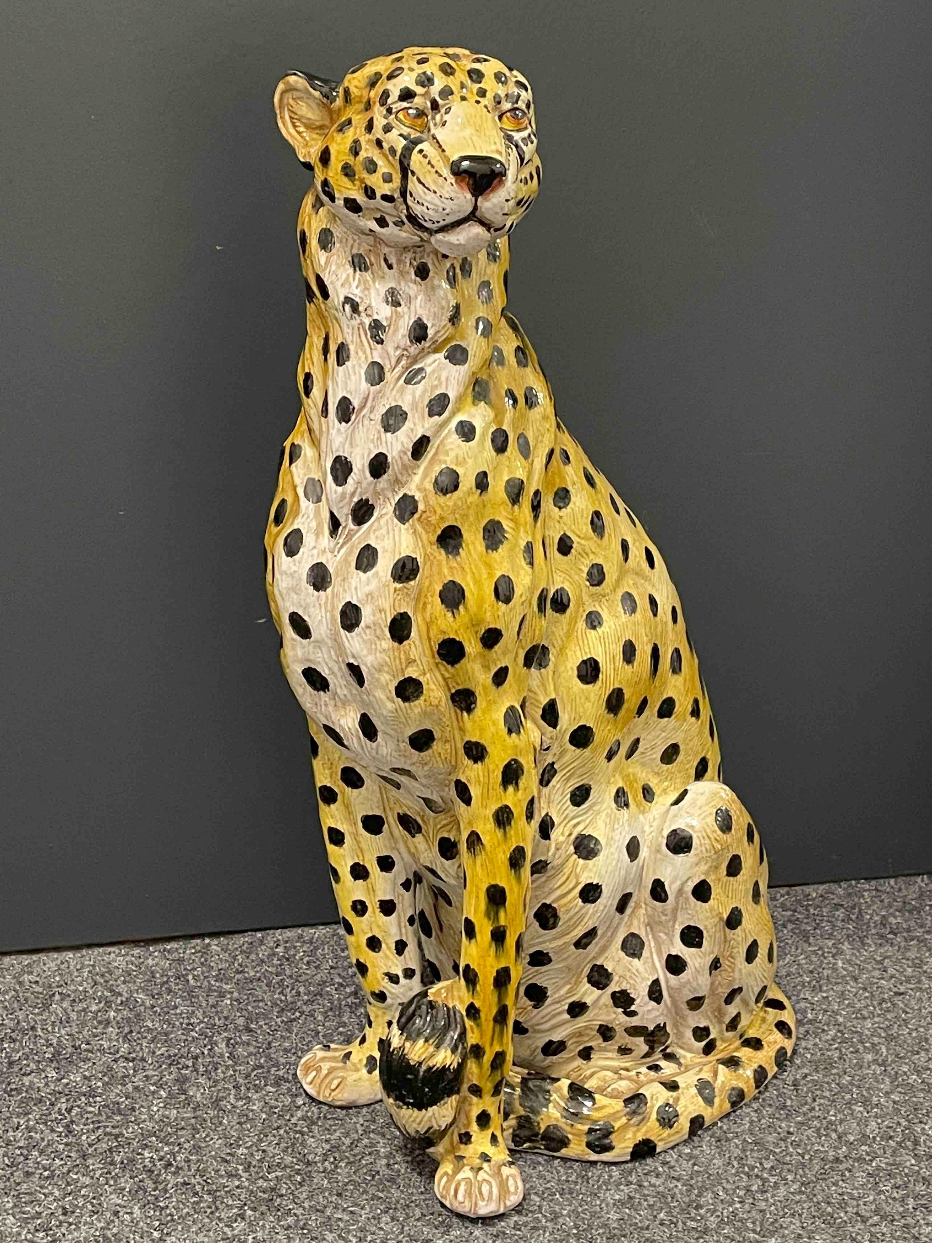 Classic early 1960s Italian cheetah Majolica statue figurine. Nice addition to your room or entry hall. Made of majolica ceramic, hand painted.