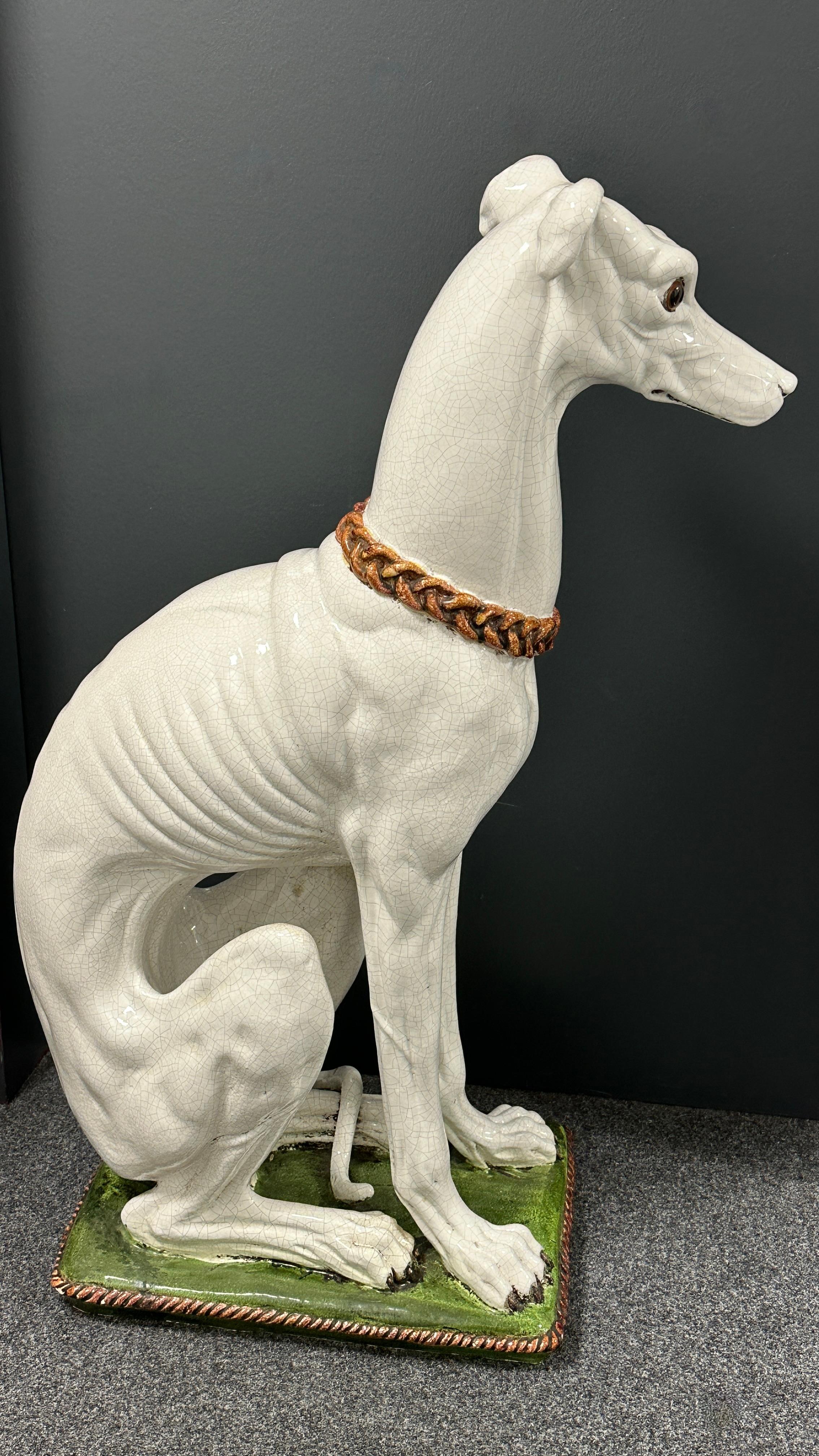 Milieu du XXe siècle Statue de chien en majolique Galgo Greyhound italien grandeur nature Figurine Vintage, 1960s en vente