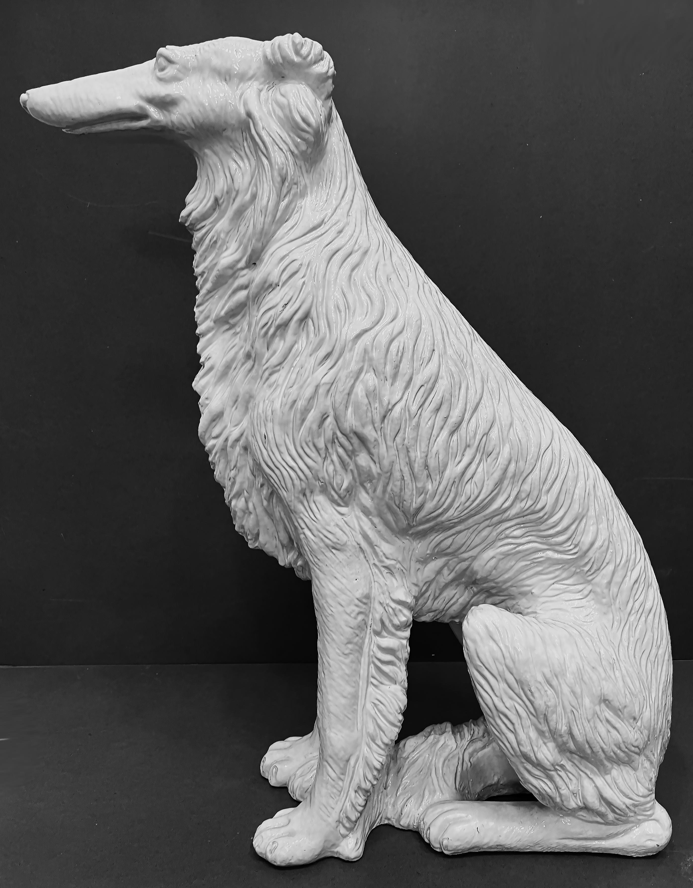 Lobo ruso Borzoi de terracota esmaltada italiana a tamaño natural mediados del siglo XX en venta