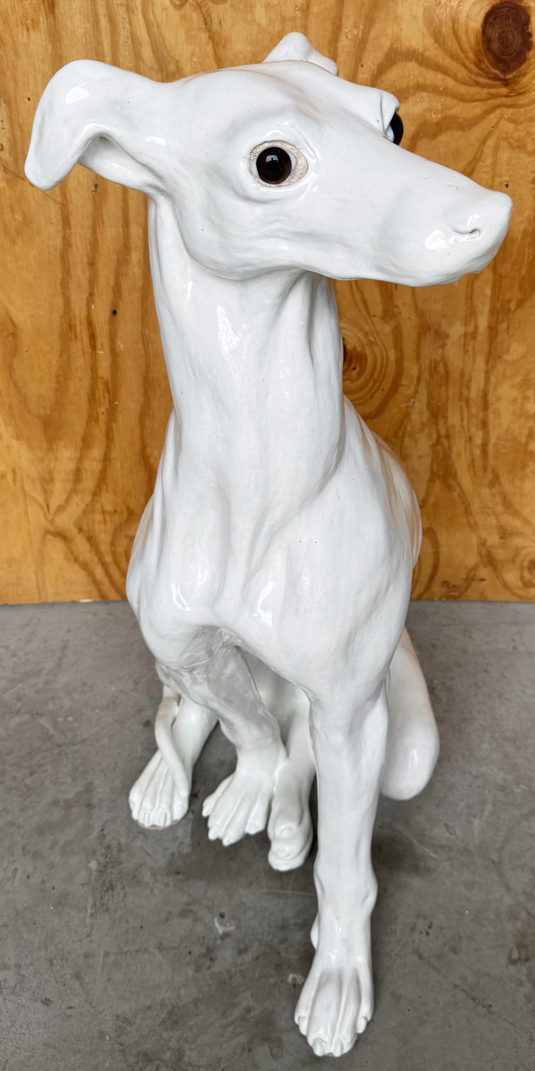 Galgo/Whippet italiano sentado a tamaño natural de la época de Hollywood, terracota esmaltada blanca, Italia Circa 1960s

Preciosa escultura italiana de la Regencia de Hollywood, a tamaño natural, de un galgo/Whippet sentado, de terracota vidriada