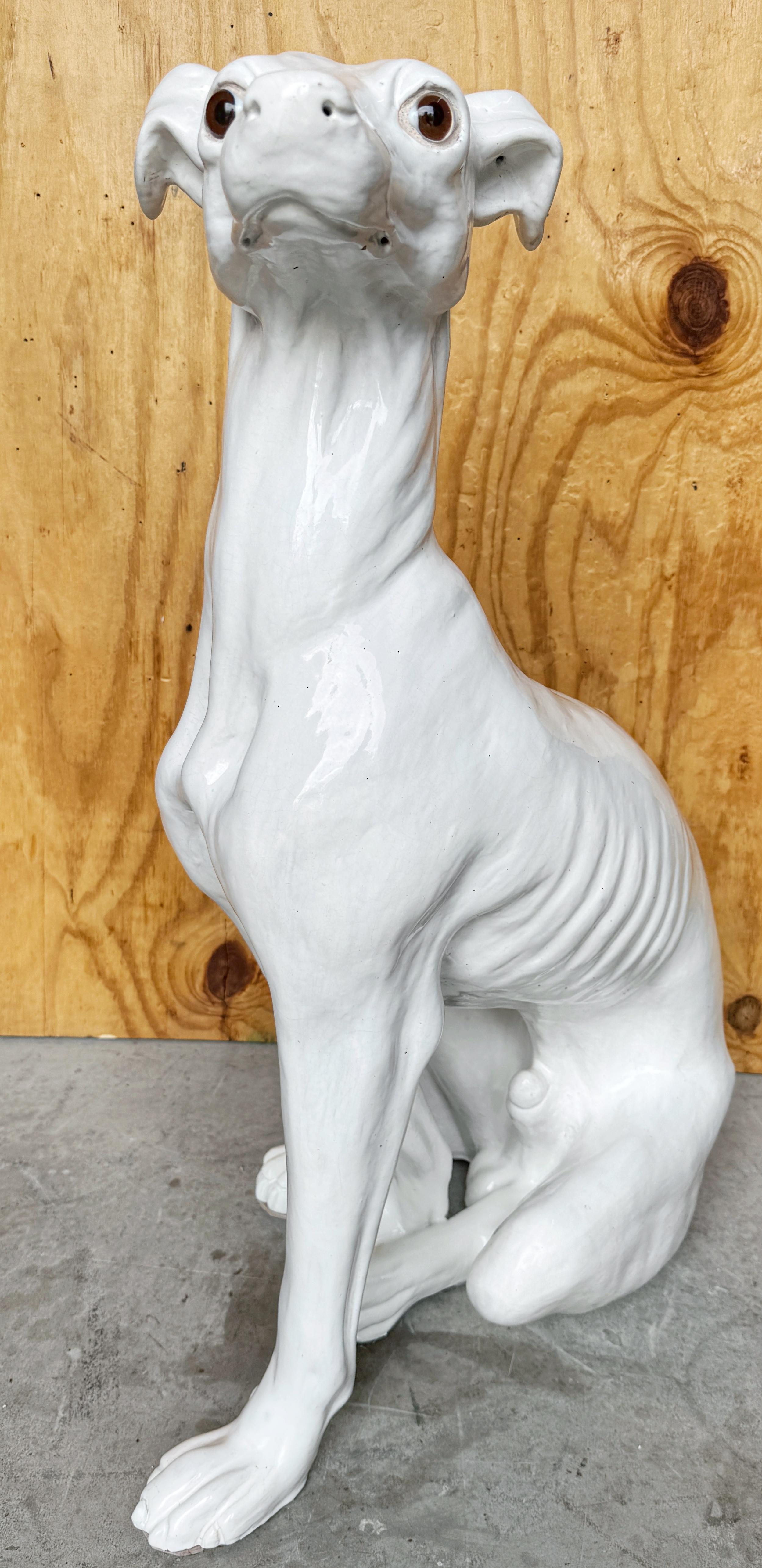 Whippet italiano sentado de la época de Hollywood a tamaño natural, terracota esmaltada blanca Regencia de Hollywood en venta