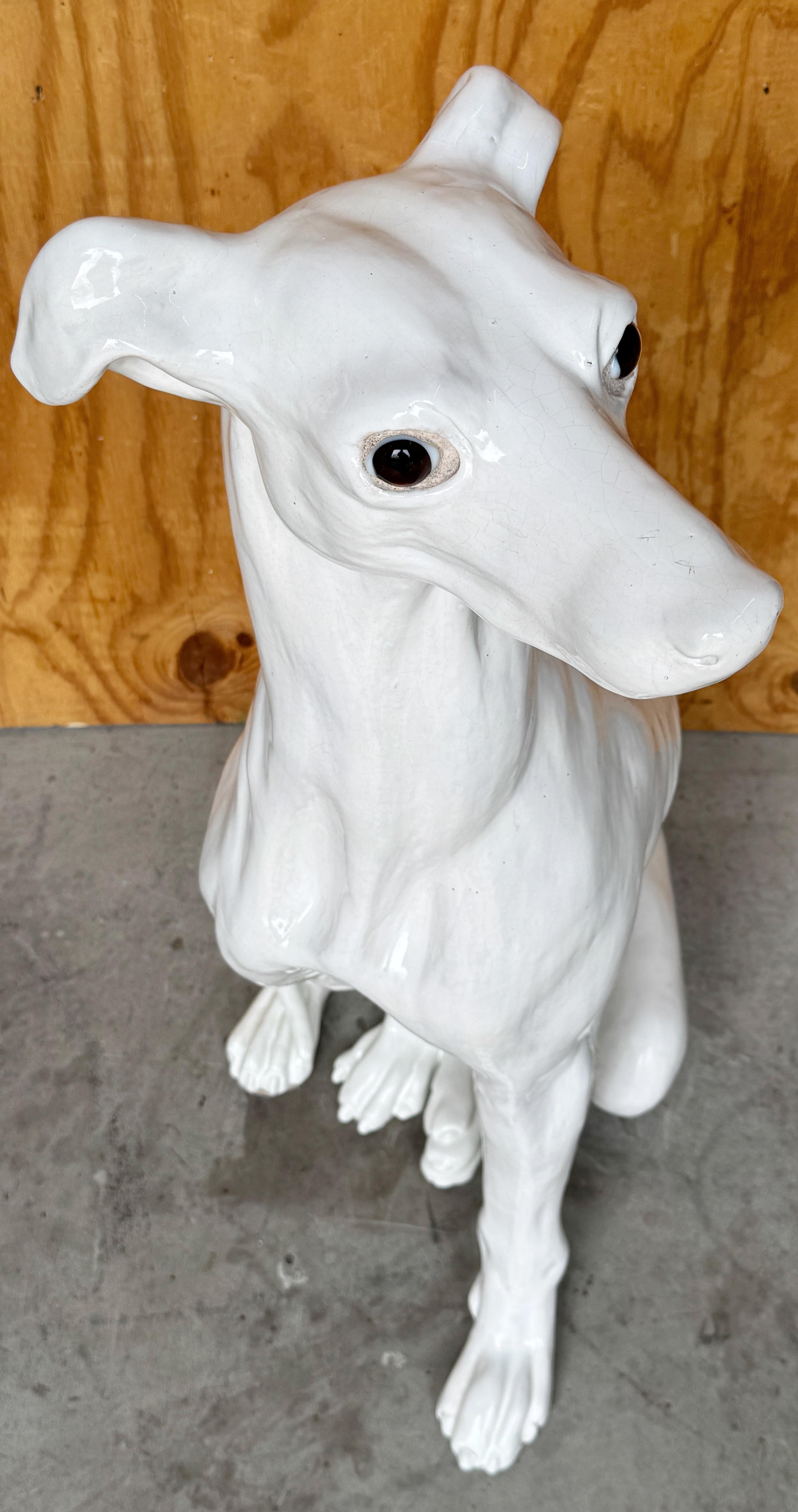 Whippet italiano sentado de la época de Hollywood a tamaño natural, terracota esmaltada blanca Italiano en venta