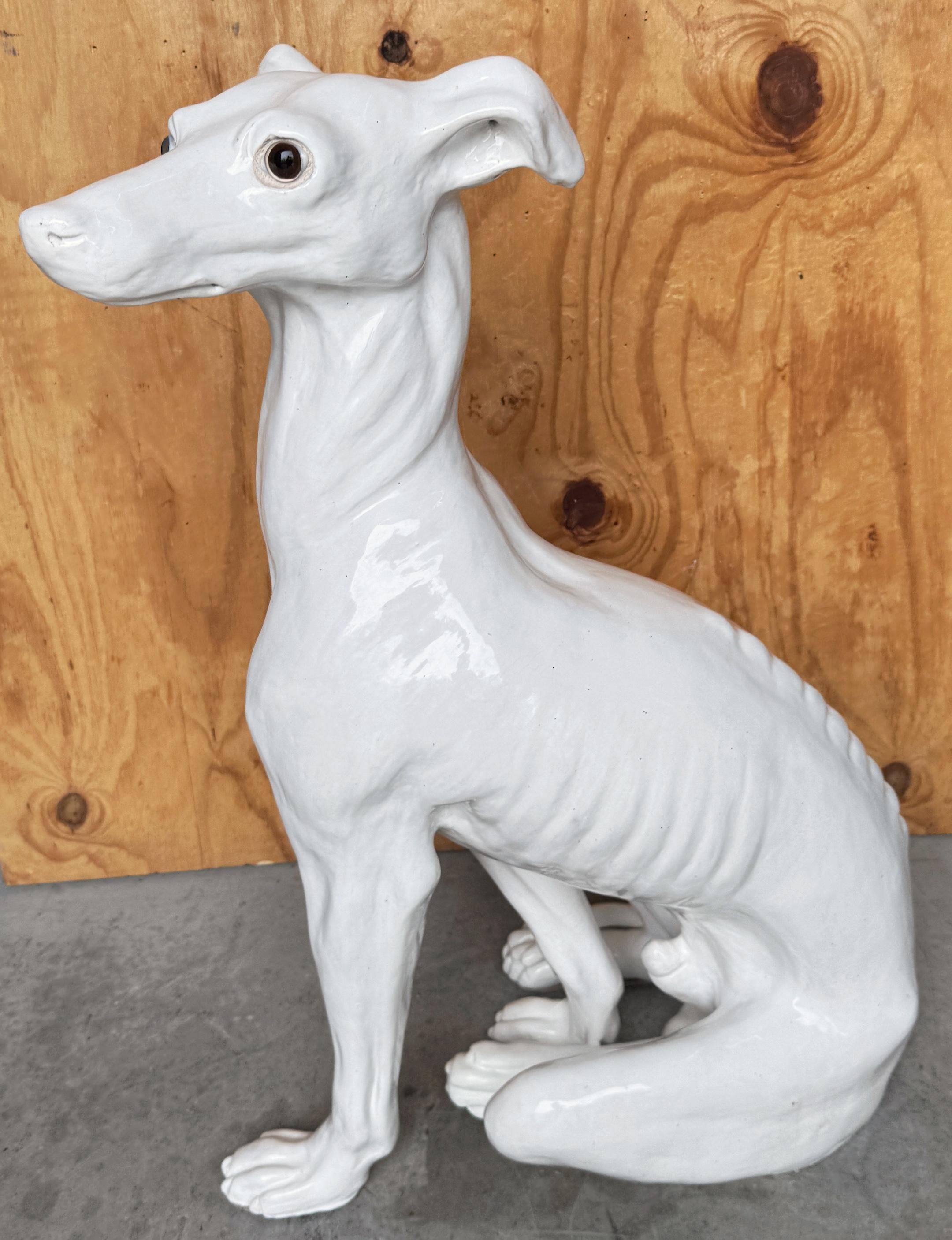 Whippet italiano sentado de la época de Hollywood a tamaño natural, terracota esmaltada blanca en Bueno estado para la venta en West Palm Beach, FL