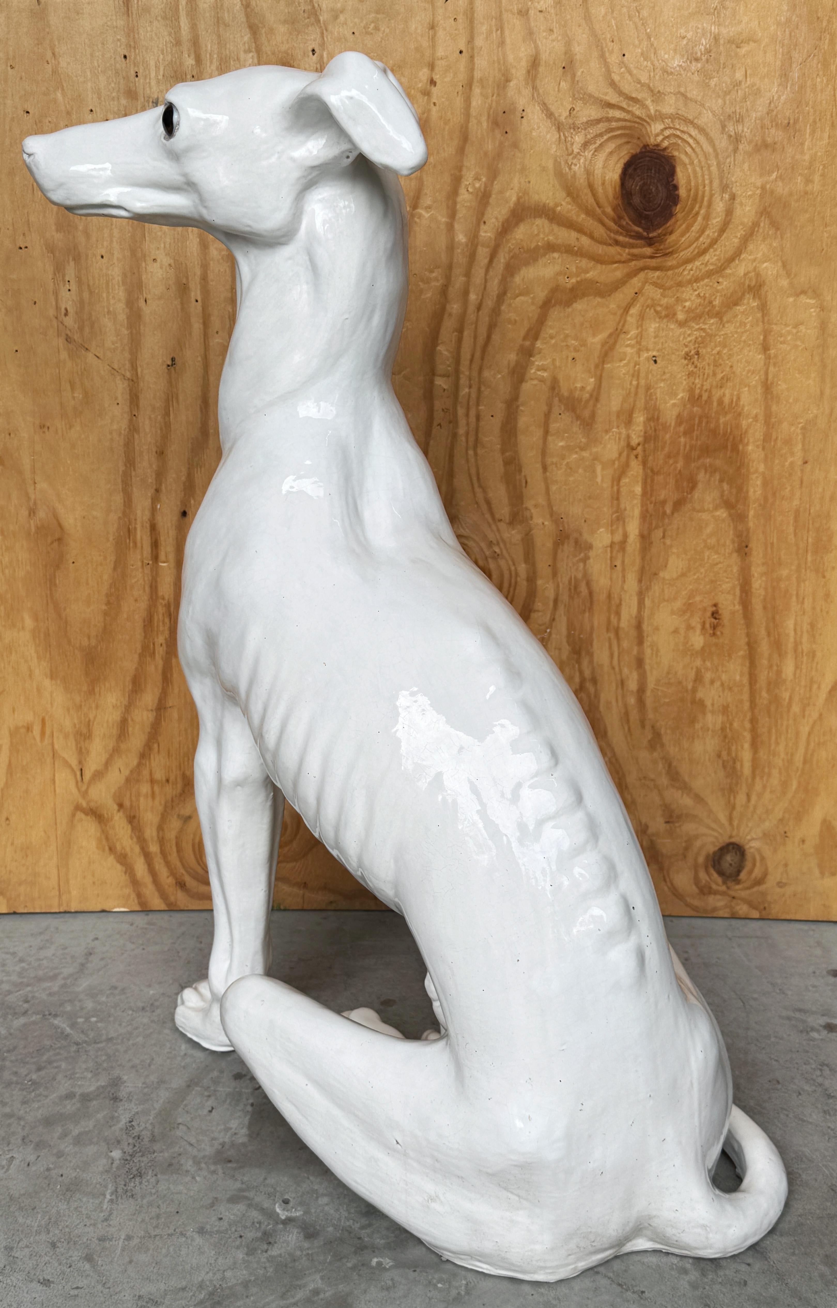 Whippet italiano sentado de la época de Hollywood a tamaño natural, terracota esmaltada blanca siglo XX en venta