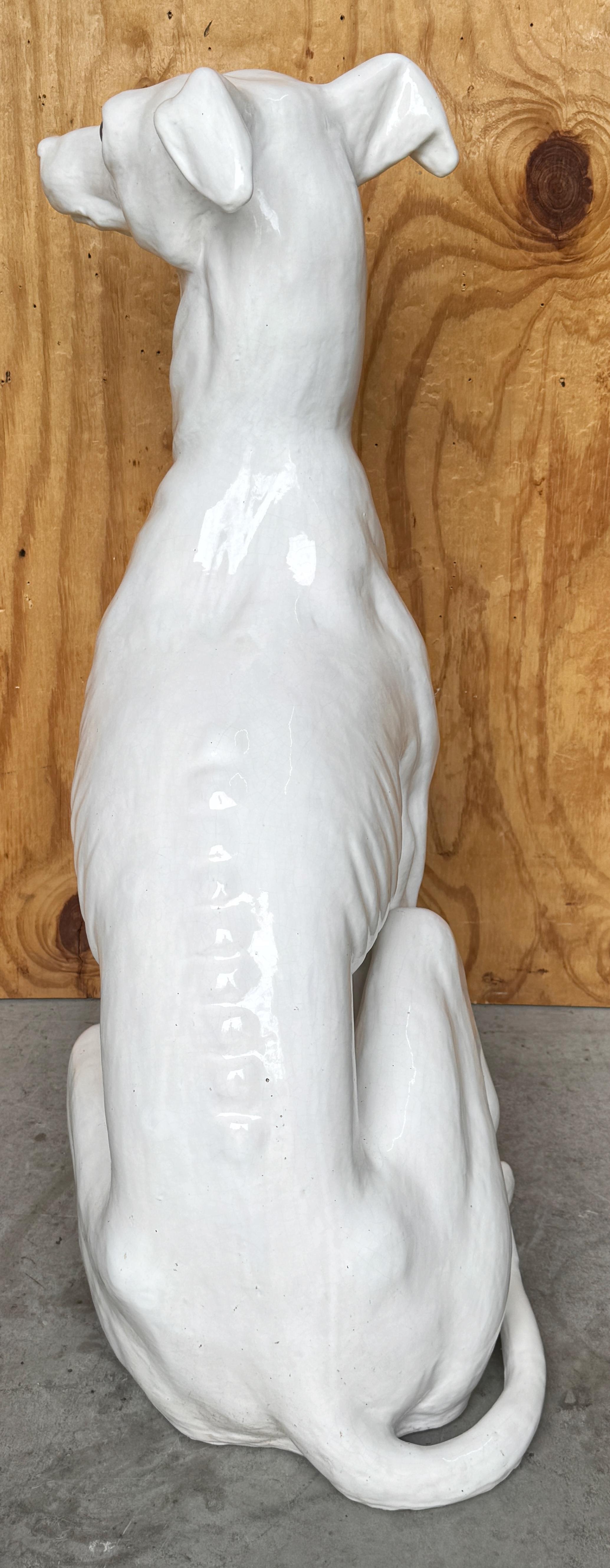 Whippet italiano sentado de la época de Hollywood a tamaño natural, terracota esmaltada blanca Terracota en venta