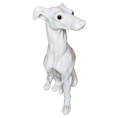 Whippet italiano sentado de la época de Hollywood a tamaño natural, terracota esmaltada blanca