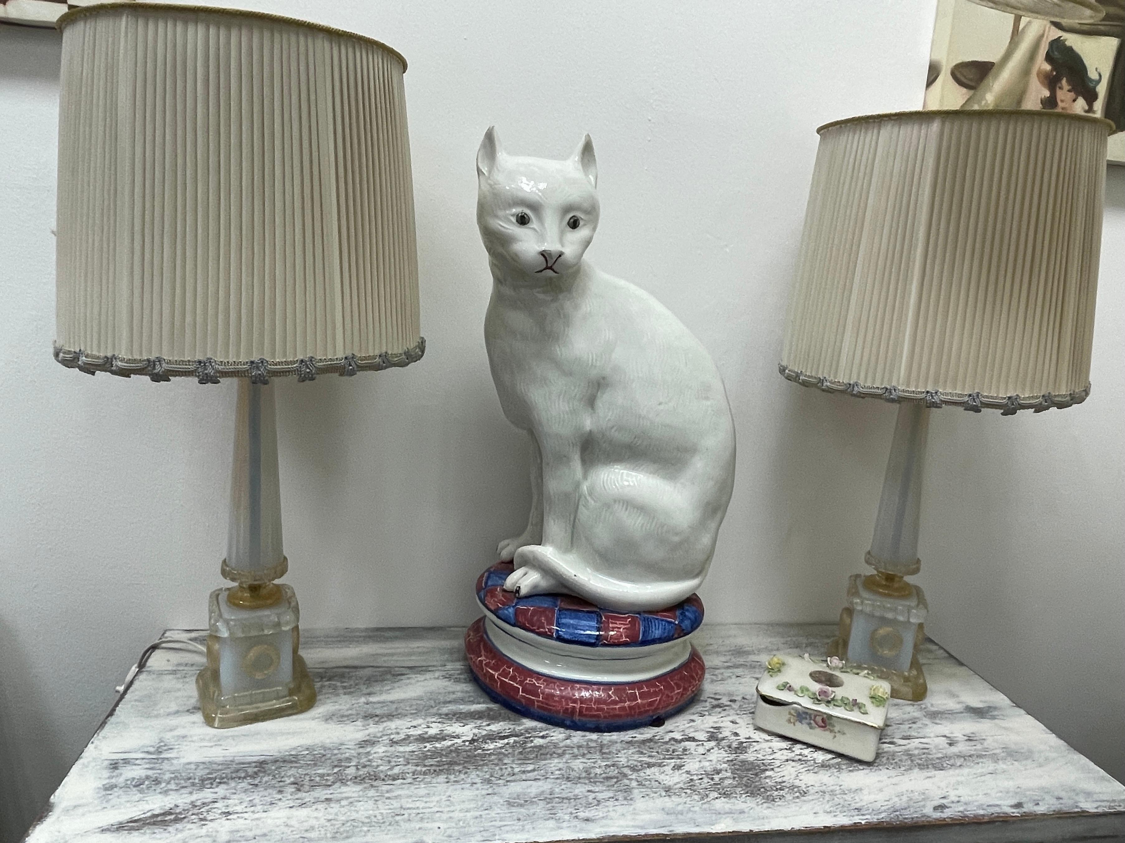 Classic Hollywood Regency style 1950s Italian Cat Majolica statue figurine. Nice addition to your room or entry hall. Made of majolica ceramic, hand painted. The ear and nose with some enamel loose, but this does not affect the expression and the