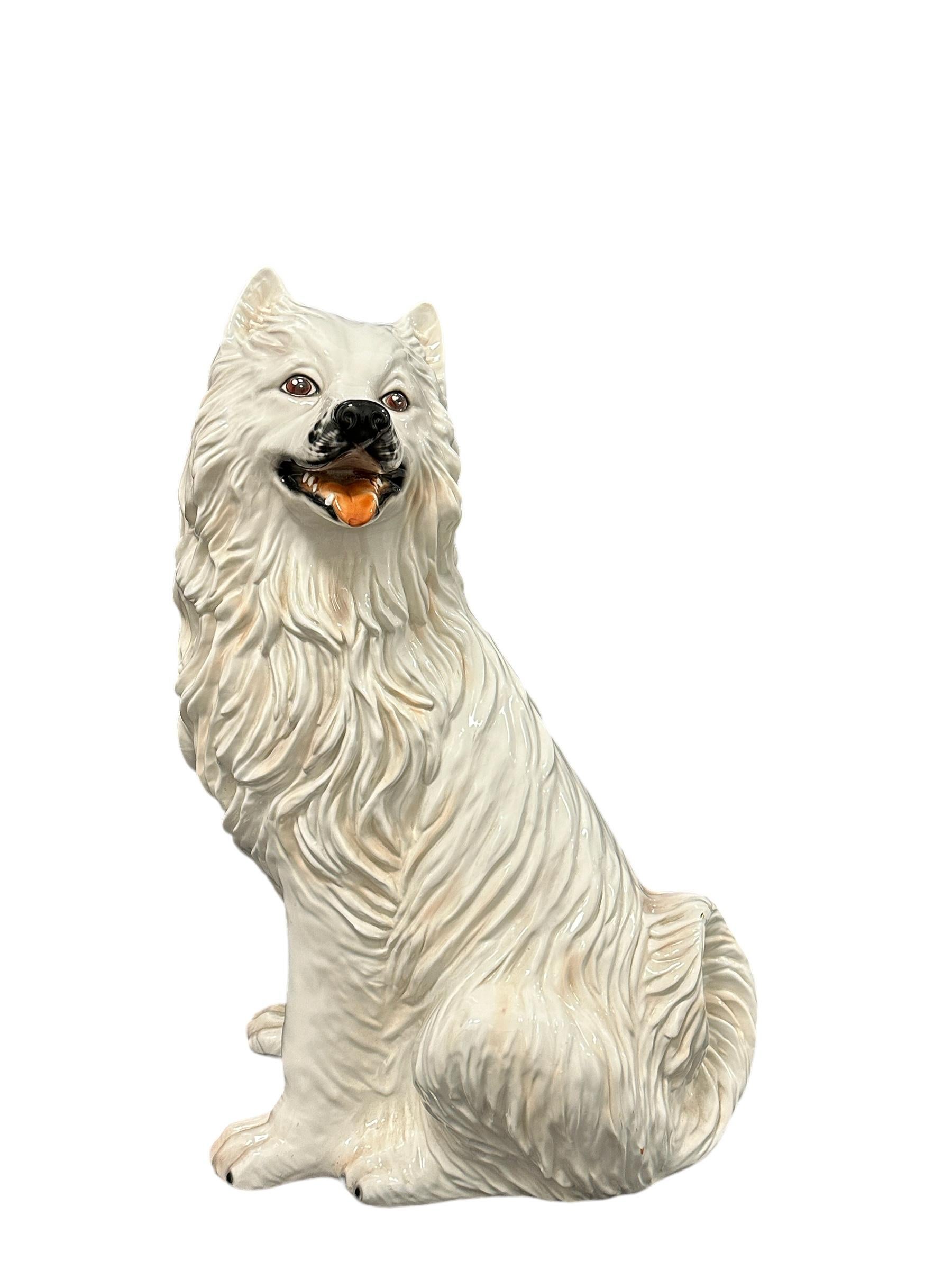 Klassische italienische Majolika-Keramikfigur aus den frühen 1980er Jahren mit weißer Hundestatue. Eine schöne Ergänzung für Ihr Zimmer oder Ihre Eingangshalle. Hergestellt aus Majolika-Keramik, handbemalt. Mit kleinem Chip am Fell wie auf dem Bild
