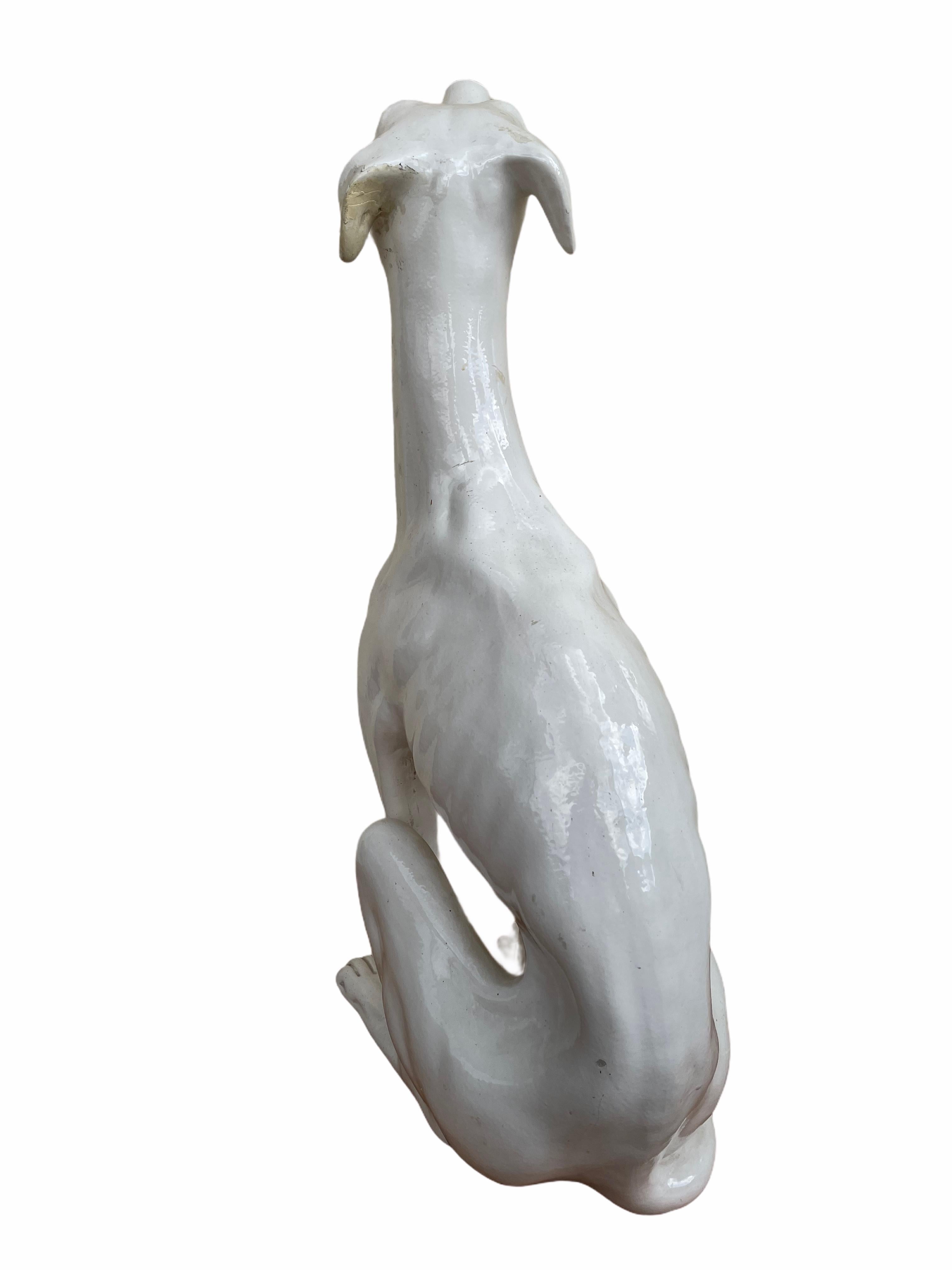 Hollywood Regency Statue de chien en majolique Whippet Greyhound italien grandeur nature Figurine Vintage, années 1930