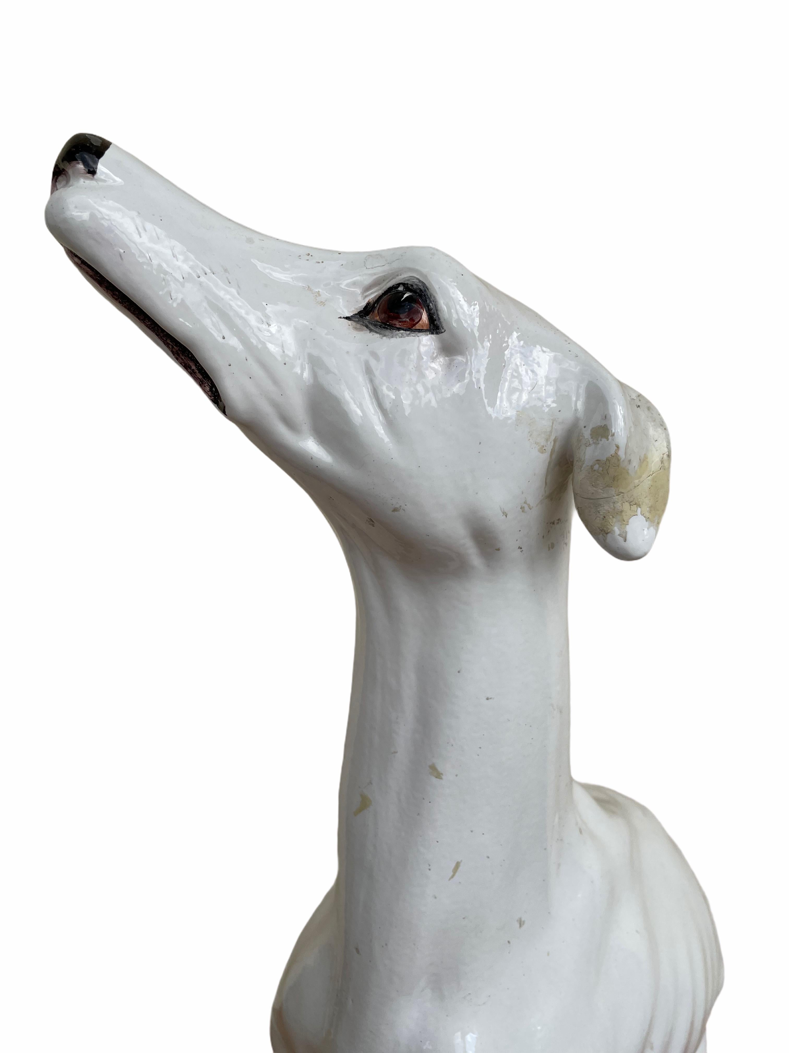 Milieu du XXe siècle Statue de chien en majolique Whippet Greyhound italien grandeur nature Figurine Vintage, années 1930
