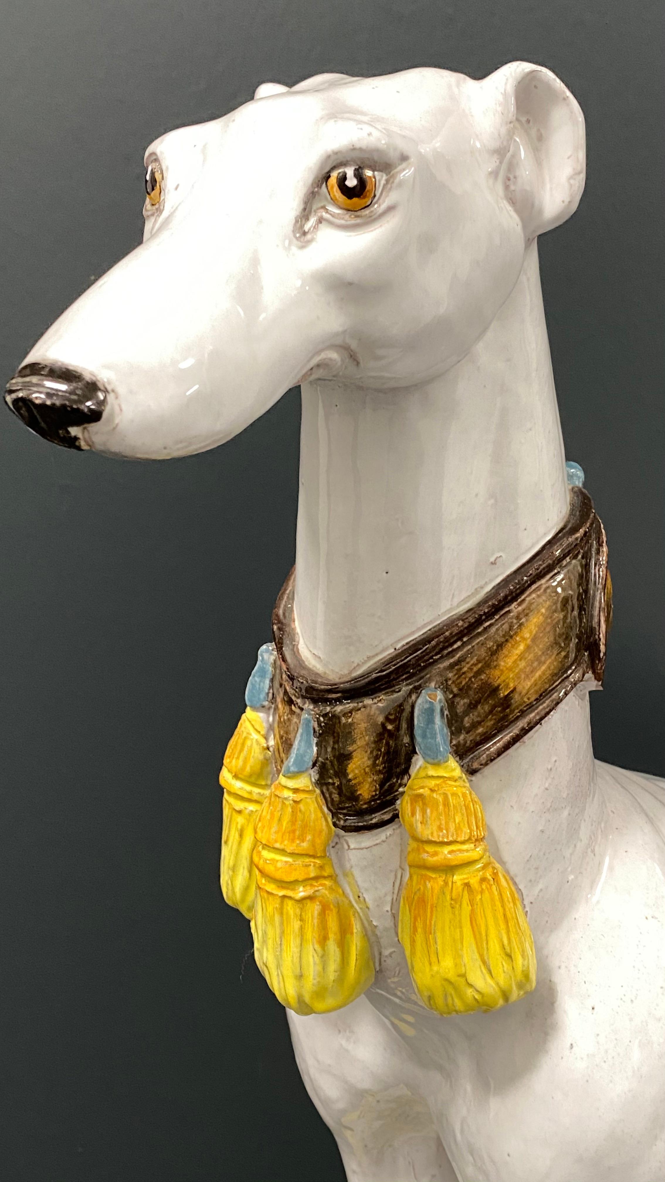 Milieu du XXe siècle lévrier italien Whippet Majolica Statue de chien grandeur nature Figurine Vintage:: années 1960