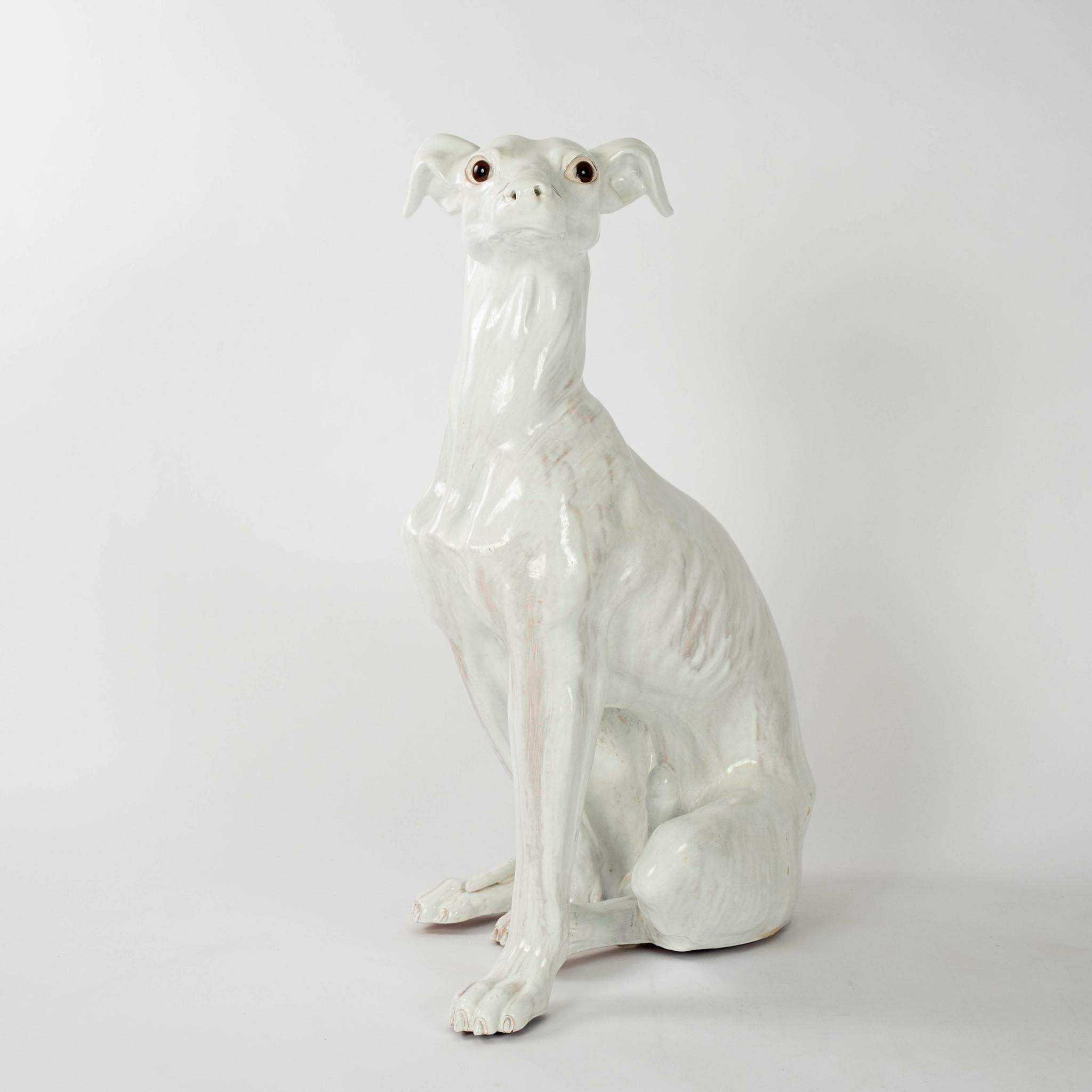 Figure de chien lévrier en majolique italienne classique du milieu du 20e siècle.