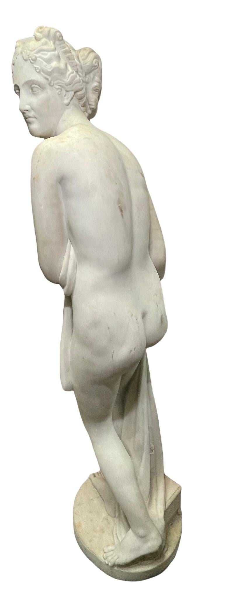 20ième siècle Sculpture en marbre grandeur nature de Vénus d'après La Venus Italica en vente