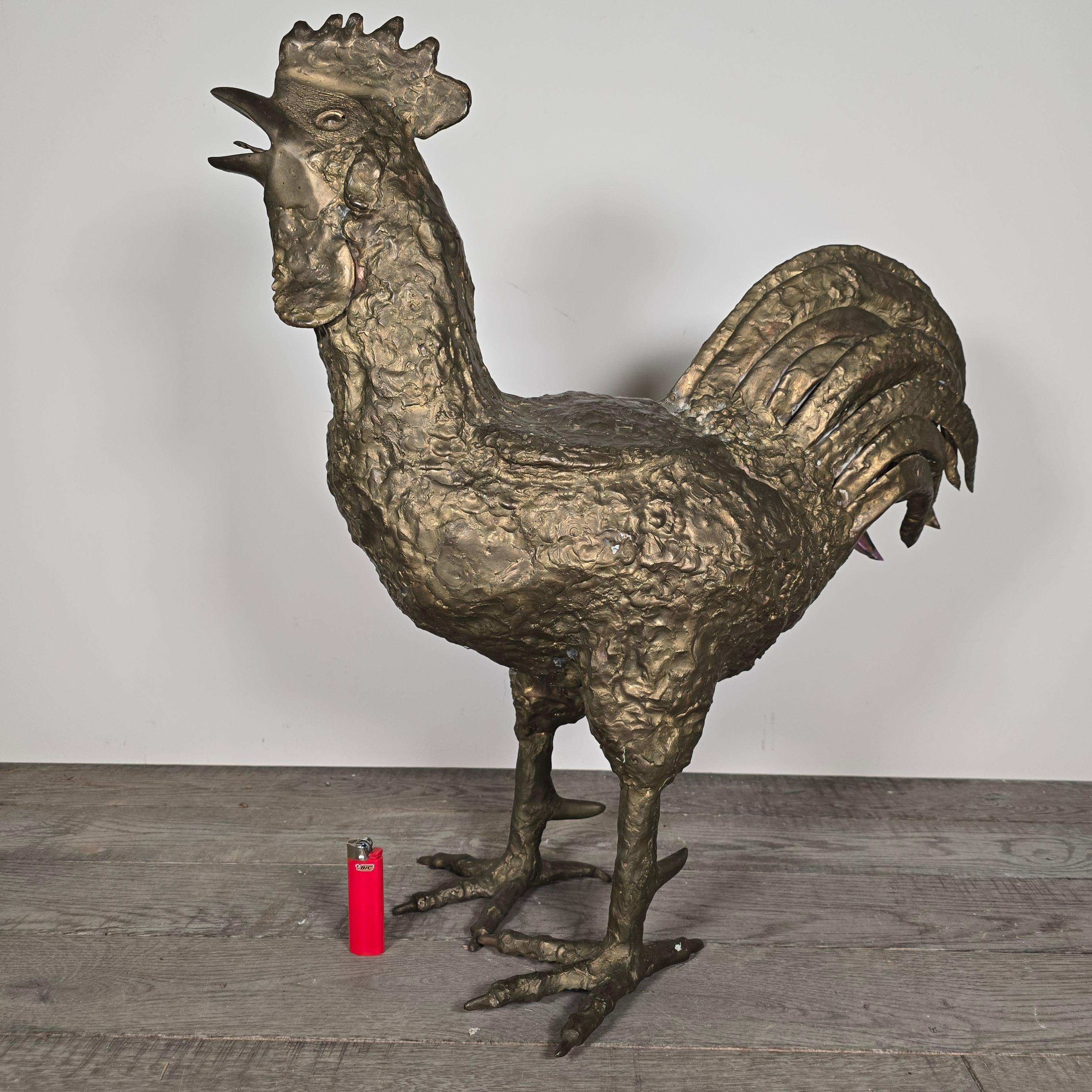 Un'audace e carismatica scultura di gallo della metà del secolo scorso, realizzata dall'artista in bronzo massiccio martellato, forgiato e lavorato a mano, poi rivestito di ulteriori strati di bronzo fuso per creare la sua superficie riccamente