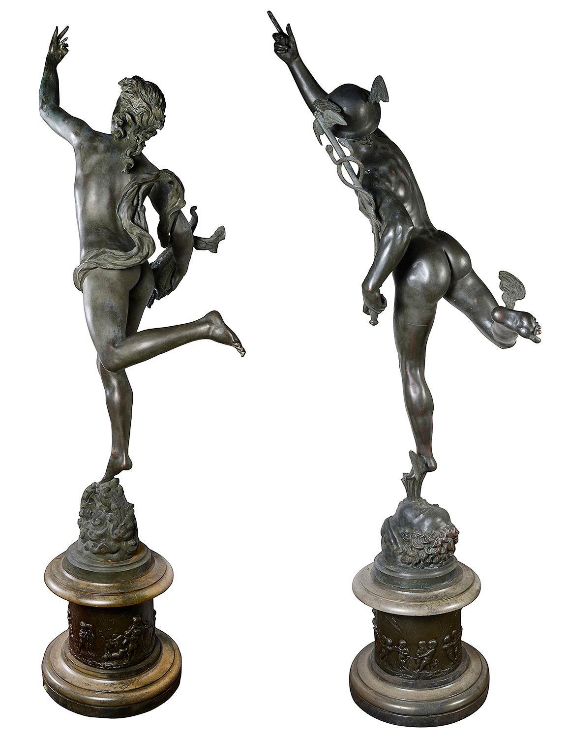 Une paire merveilleusement impressionnante de statues de Mercure et de Fortuna en bronze patiné vert-de-gris du XIXe siècle, d'après Jean de Bologne, chacune reposant sur des piédestaux circulaires avec des scènes de putti jouant avec des béliers et