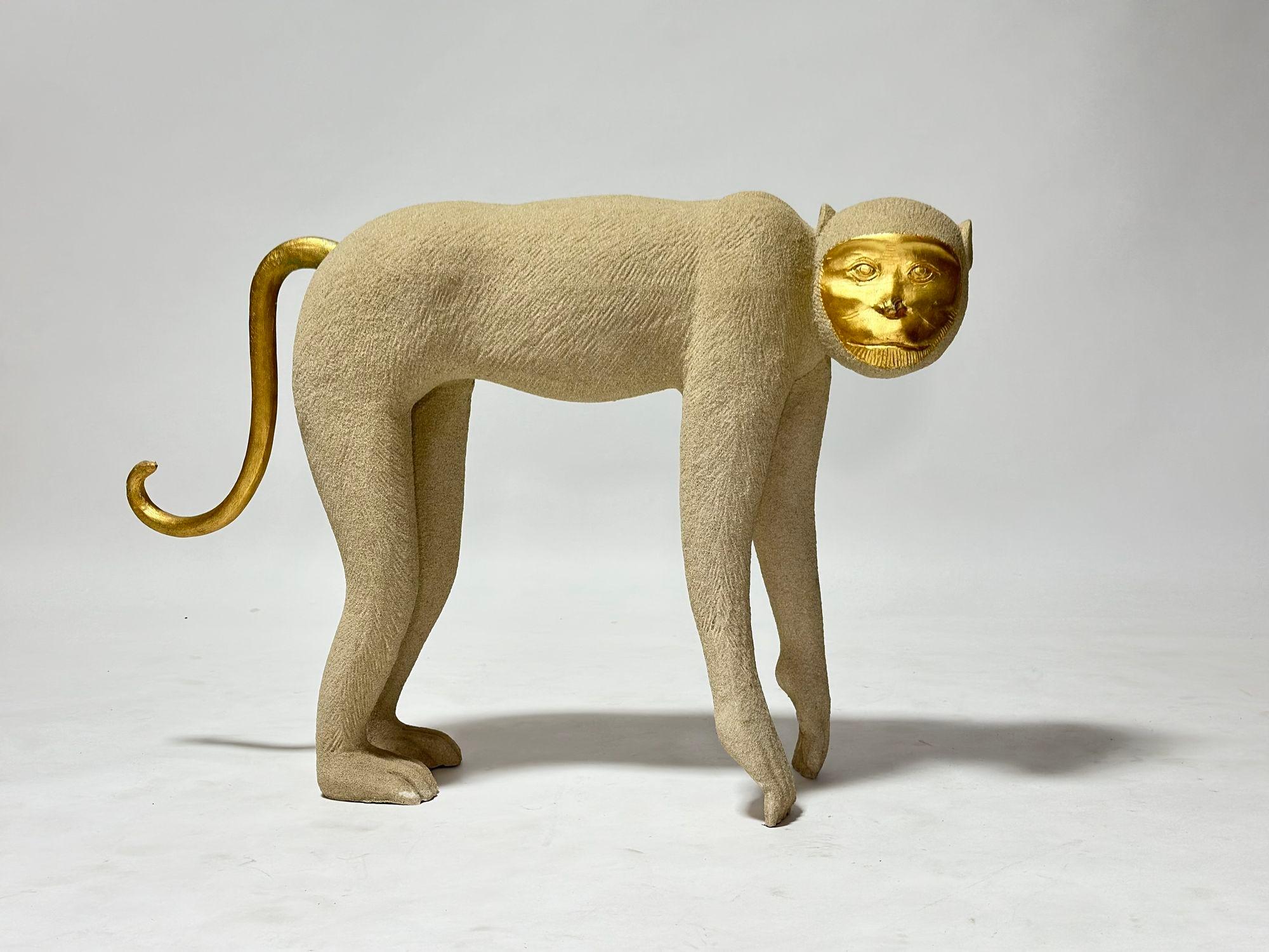 Sculpture de singe grandeur nature, 1980.  Fabriqué en fibre de verre texturée avec une finition sable et des accents dorés sur la face.
