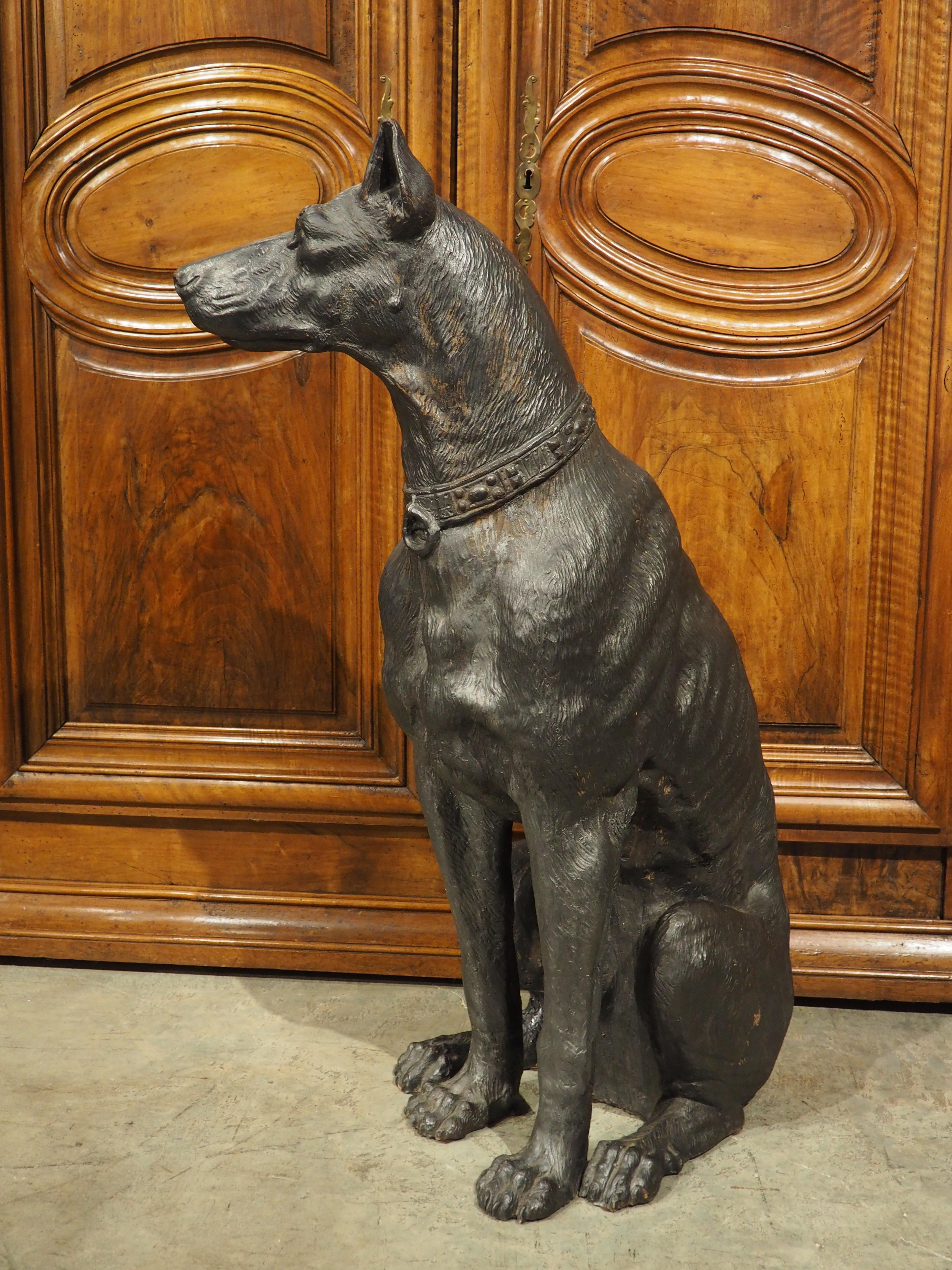 Terre cuite Sculpture en terre cuite peinte grandeur nature d'un grand chien de chasse, Autriche, vers 1880 en vente