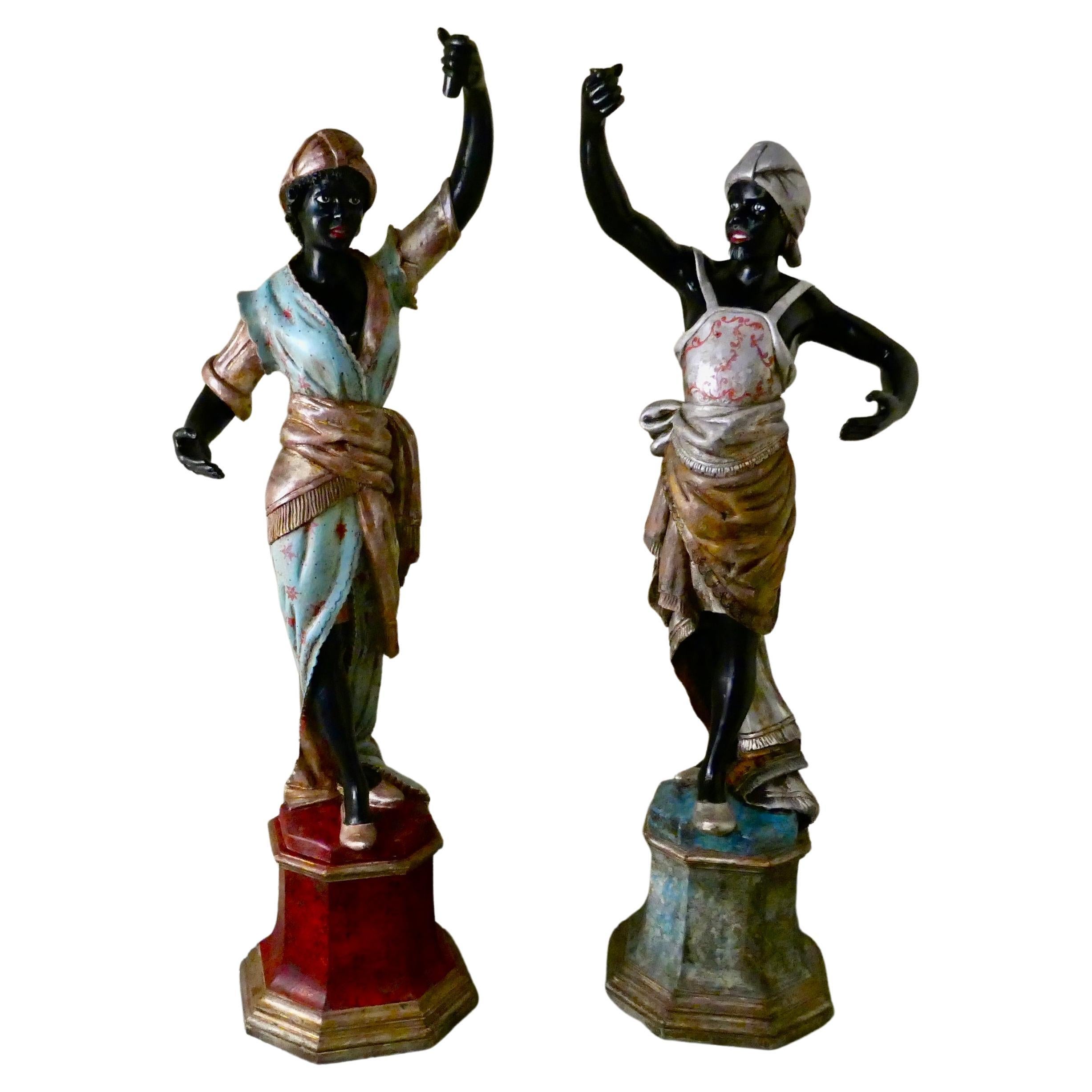 Paire de statues en bois sculpté italiennes du 19e siècle, grandeur nature 