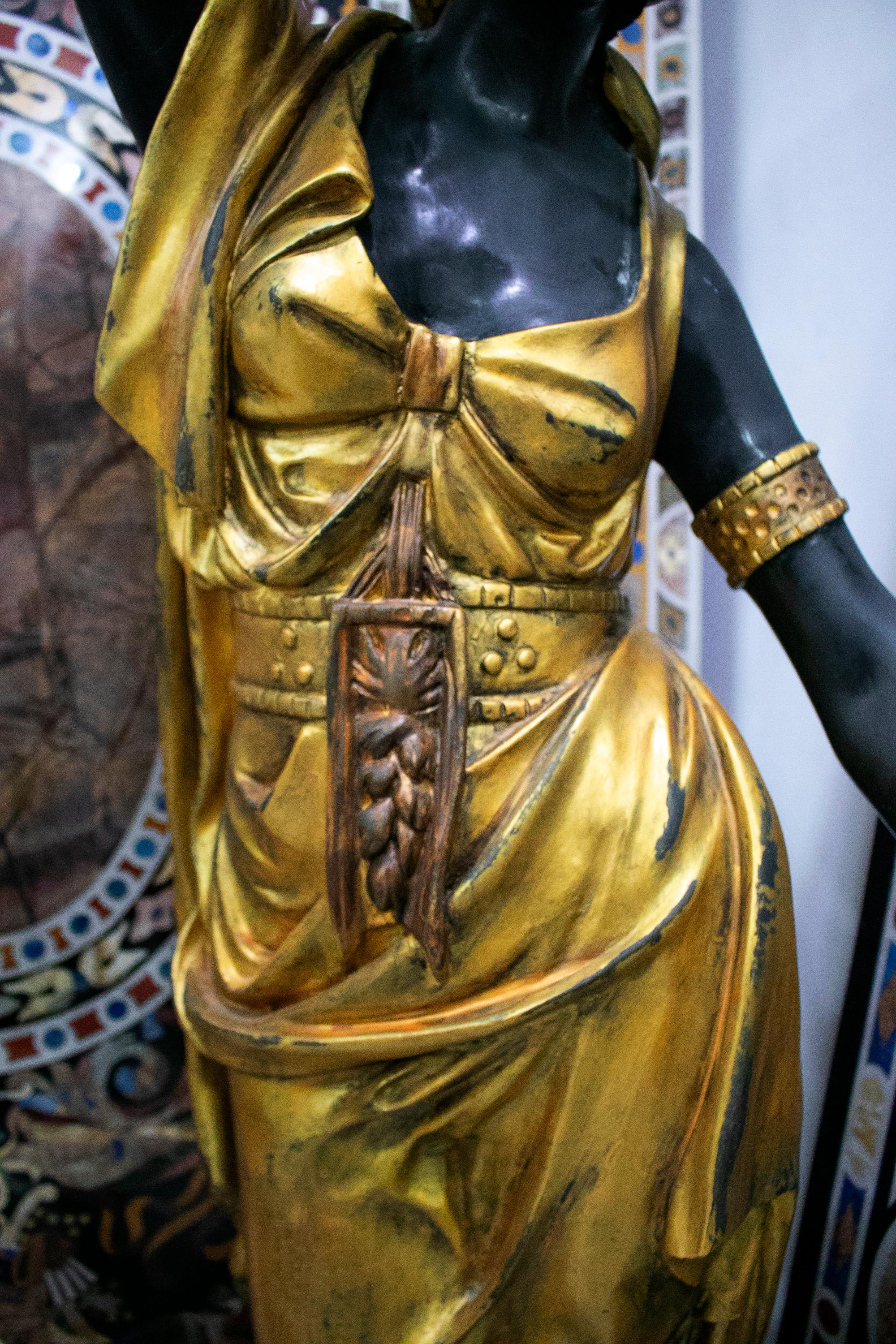 Paar lebensgroße Stehlampen mit weiblicher Statue aus vergoldeter Bronze auf Sockel, Paar (Europäisch) im Angebot